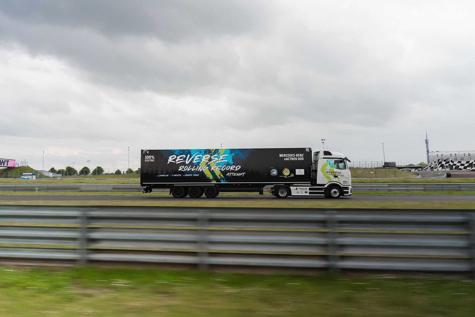 Mercedes-Benz Trucks bricht GUINNESS WORLD RECORDS™-Weltrekord mit eActros 600 Mercedes-Benz Trucks bricht GUINNESS WORLD RECORDS™-Weltrekord mit eActros 600