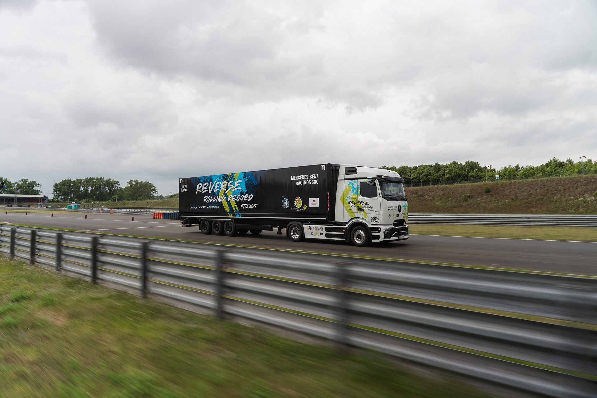 Mercedes-Benz Trucks bricht GUINNESS WORLD RECORDS™-Weltrekord mit eActros 600 Mercedes-Benz Trucks bricht GUINNESS WORLD RECORDS™-Weltrekord mit eActros 600