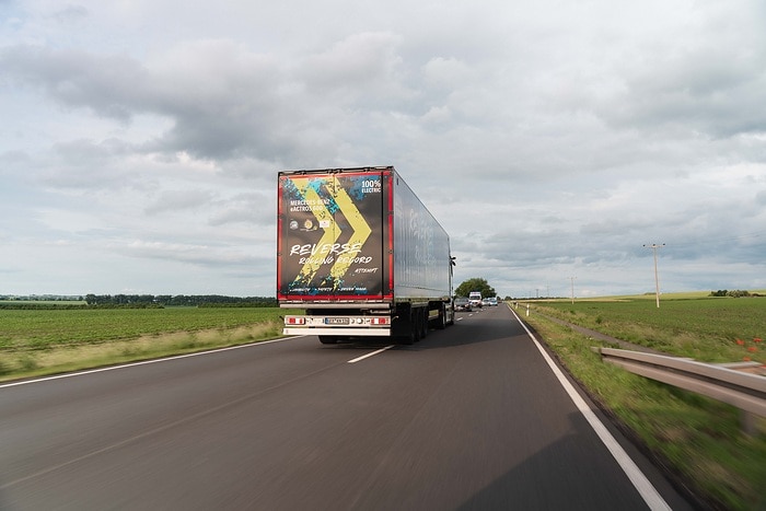 Großes Hallo in Halberstadt: eActros 600 fährt 30 Kilometer rückwärts auf öffentlichen Straßen zum Global Parts Center