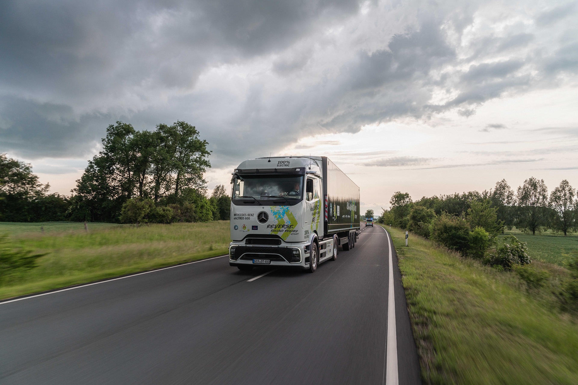 30 Kilometer-Rückwärtsfahrt auf öffentlichen Straßen bis zum neuen Daimler Truck Global Parts Center in Halberstadt Großes Hallo in Halberstadt: eActros 600 fährt 30 Kilometer rückwärts auf öffentlichen Straßen zum Global Parts Center
