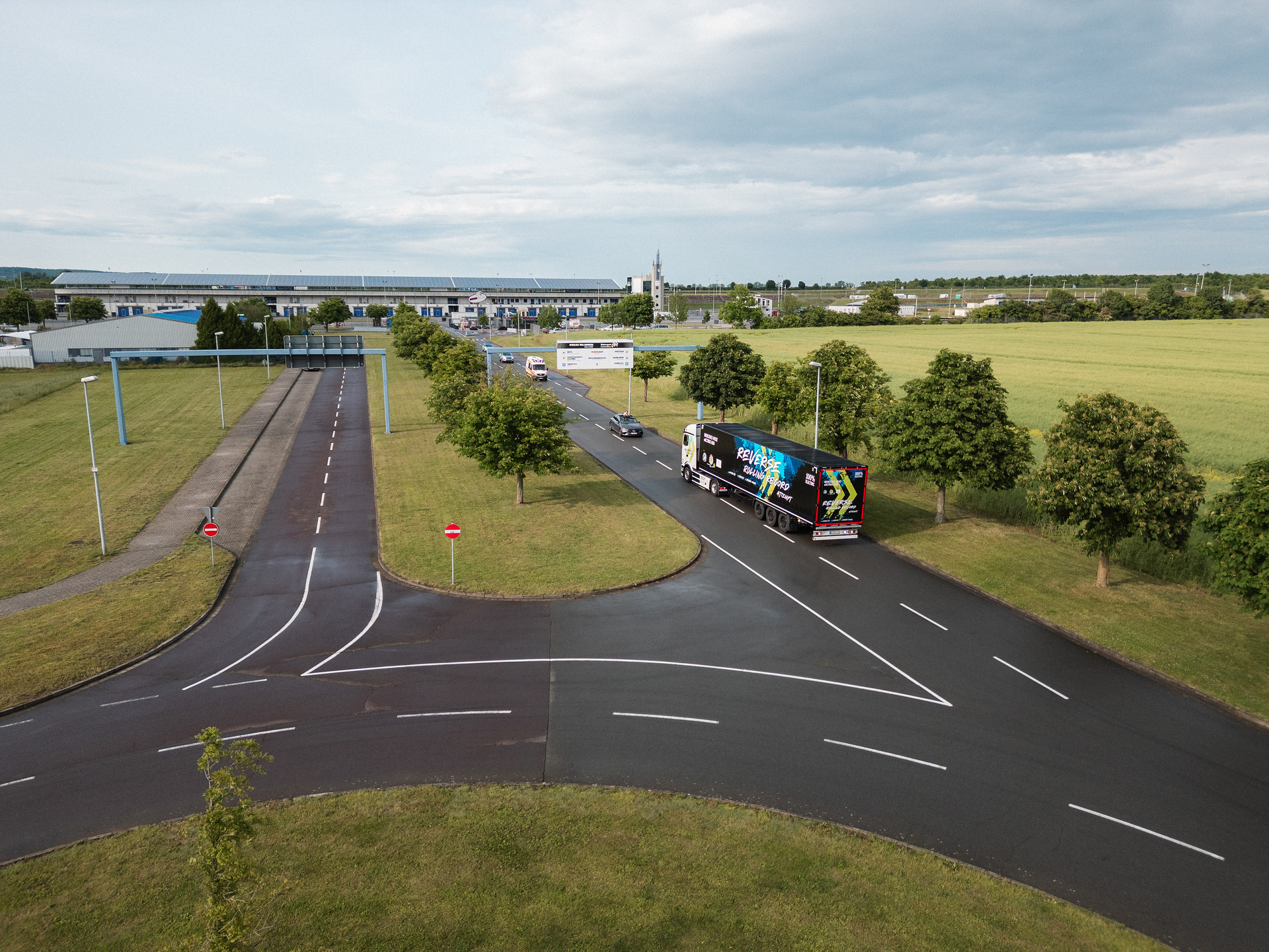 30 Kilometer-Rückwärtsfahrt auf öffentlichen Straßen bis zum neuen Daimler Truck Global Parts Center in Halberstadt Großes Hallo in Halberstadt: eActros 600 fährt 30 Kilometer rückwärts auf öffentlichen Straßen zum Global Parts Center