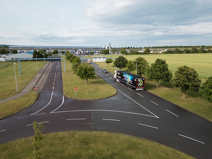 Großes Hallo in Halberstadt: eActros 600 fährt 30 Kilometer rückwärts auf öffentlichen Straßen zum Global Parts Center