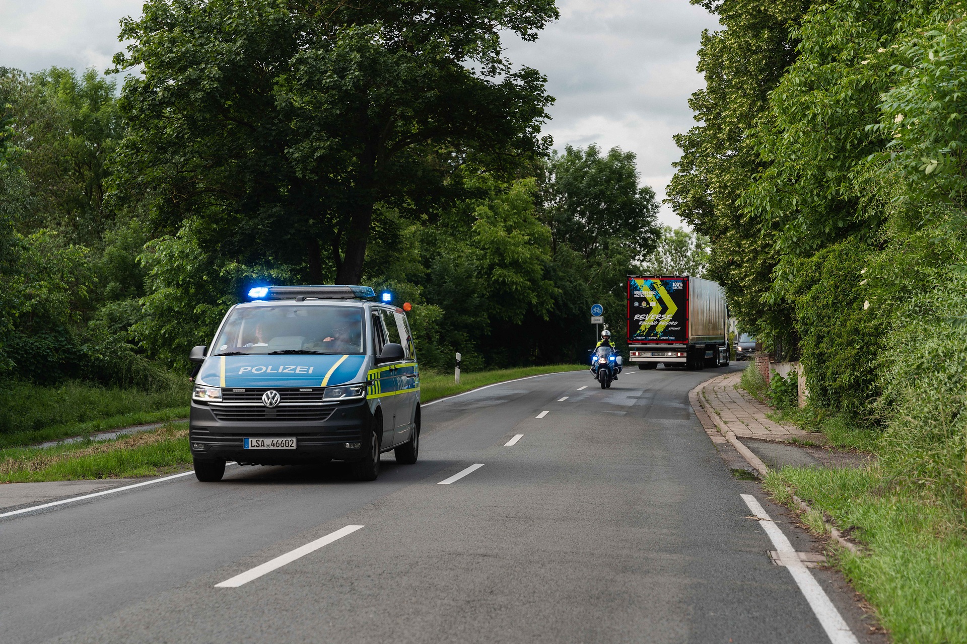 30 Kilometer-Rückwärtsfahrt auf öffentlichen Straßen bis zum neuen Daimler Truck Global Parts Center in Halberstadt Großes Hallo in Halberstadt: eActros 600 fährt 30 Kilometer rückwärts auf öffentlichen Straßen zum Global Parts Center