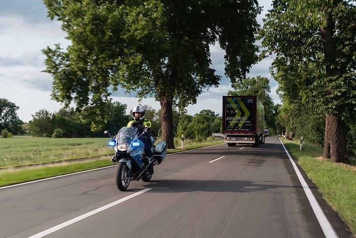 Großes Hallo in Halberstadt: eActros 600 fährt 30 Kilometer rückwärts auf öffentlichen Straßen zum Global Parts Center