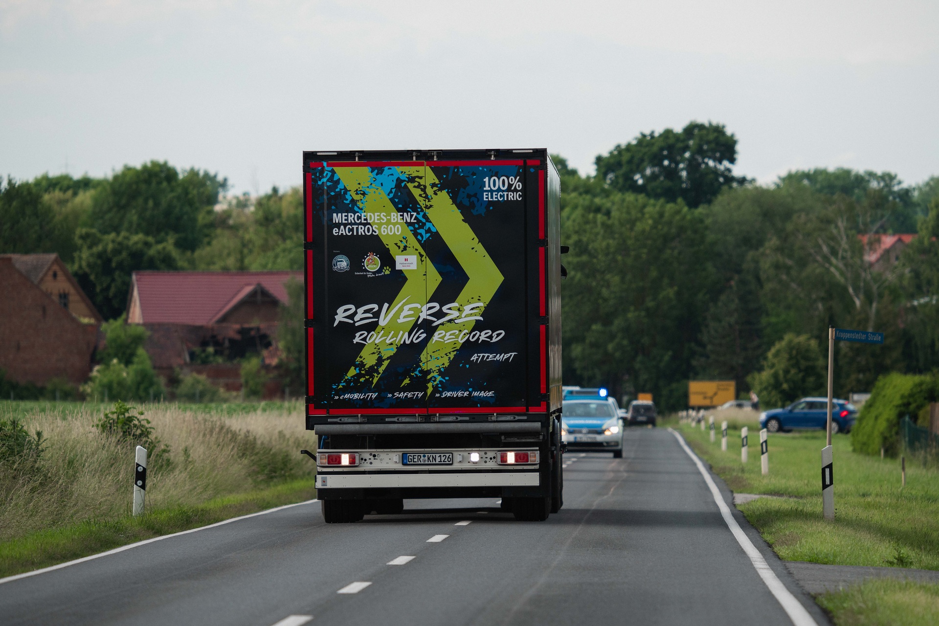 30 Kilometer-Rückwärtsfahrt auf öffentlichen Straßen bis zum neuen Daimler Truck Global Parts Center in Halberstadt Großes Hallo in Halberstadt: eActros 600 fährt 30 Kilometer rückwärts auf öffentlichen Straßen zum Global Parts Center