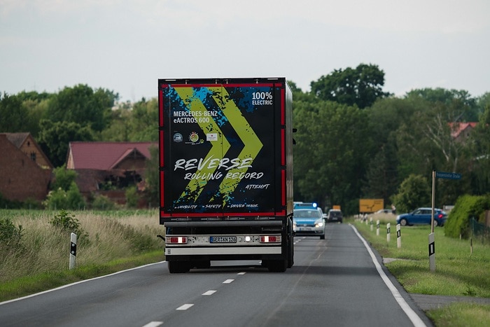 Großes Hallo in Halberstadt: eActros 600 fährt 30 Kilometer rückwärts auf öffentlichen Straßen zum Global Parts Center