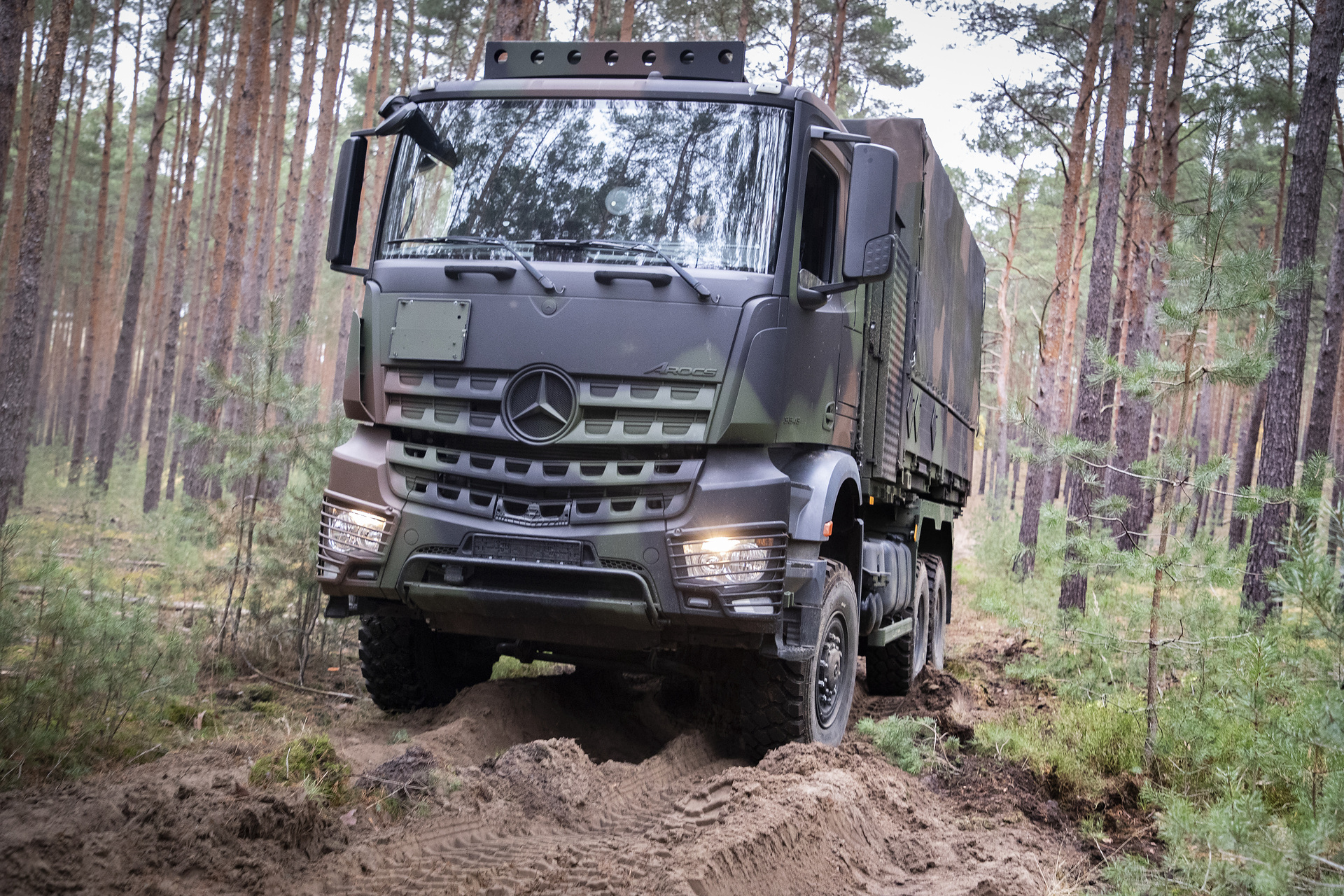 Mercedes-Benz Arocs 6x6 Daimler Truck receives major order from Bundeswehr's mobility service provider BwFuhrparkService