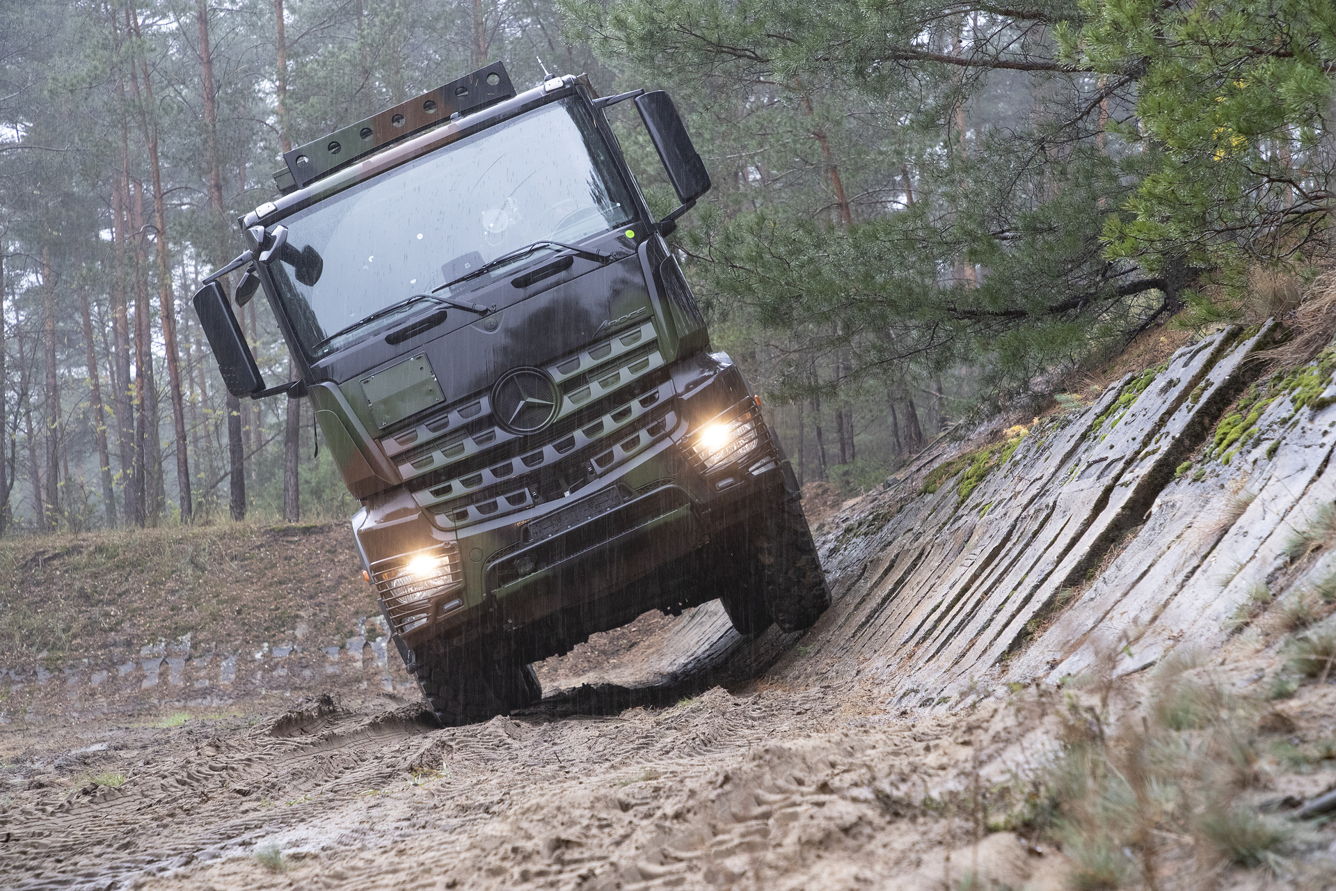 Mercedes-Benz Arocs 6x6 Daimler Truck receives major order from Bundeswehr's mobility service provider BwFuhrparkService