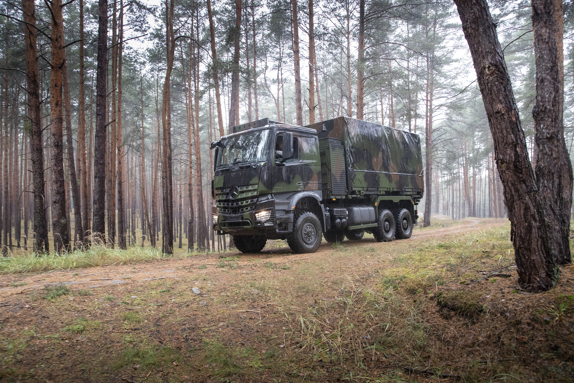 Mercedes-Benz Arocs 6x6 Daimler Truck receives major order from Bundeswehr's mobility service provider BwFuhrparkService