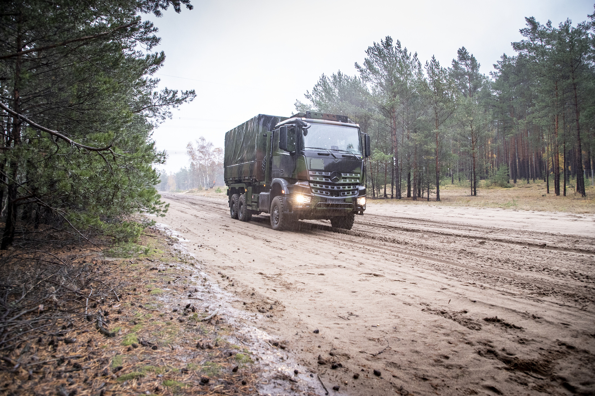 Mercedes-Benz Arocs 6x6 Daimler Truck receives major order from Bundeswehr's mobility service provider BwFuhrparkService