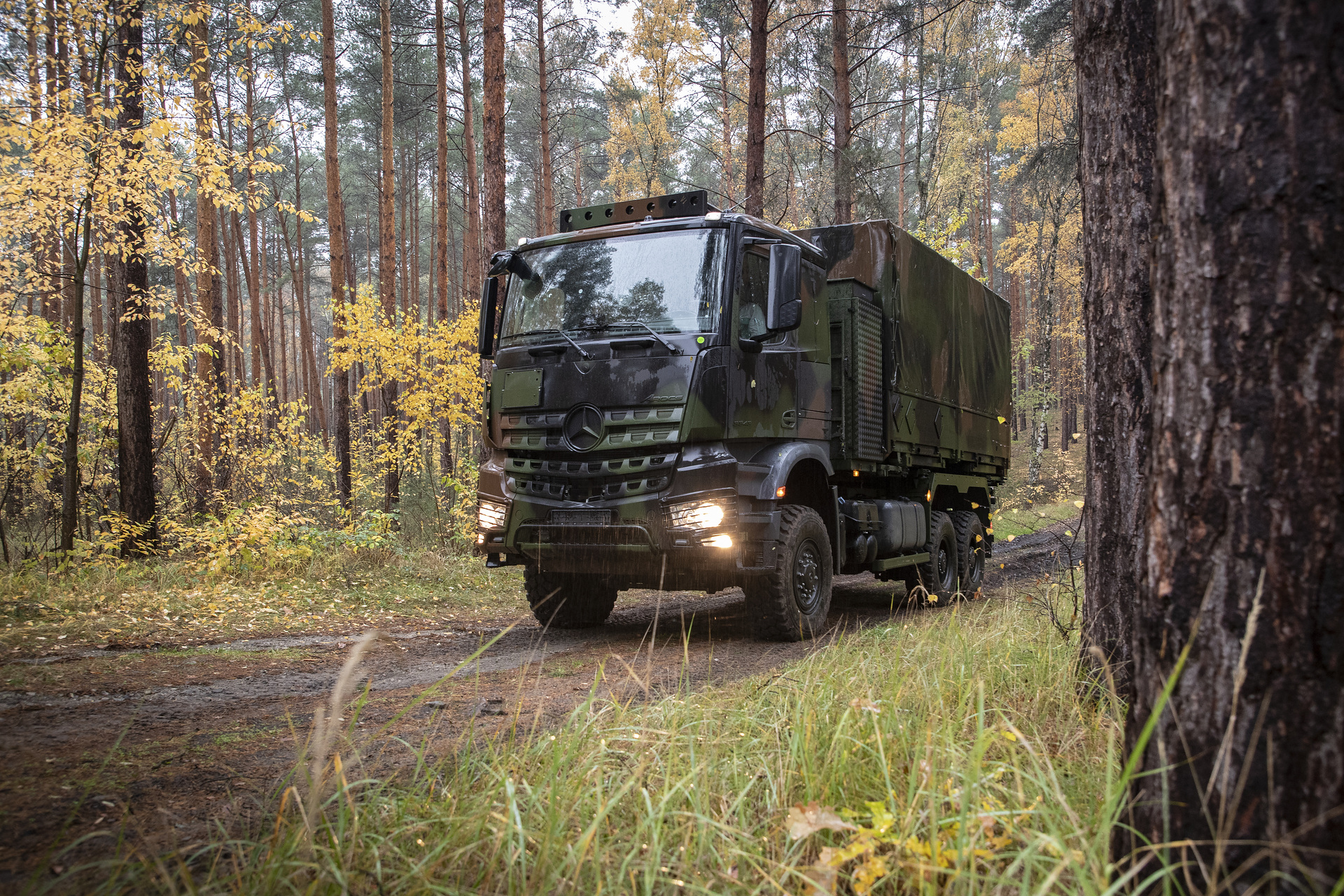 Mercedes-Benz Arocs 6x6 Daimler Truck receives major order from Bundeswehr's mobility service provider BwFuhrparkService