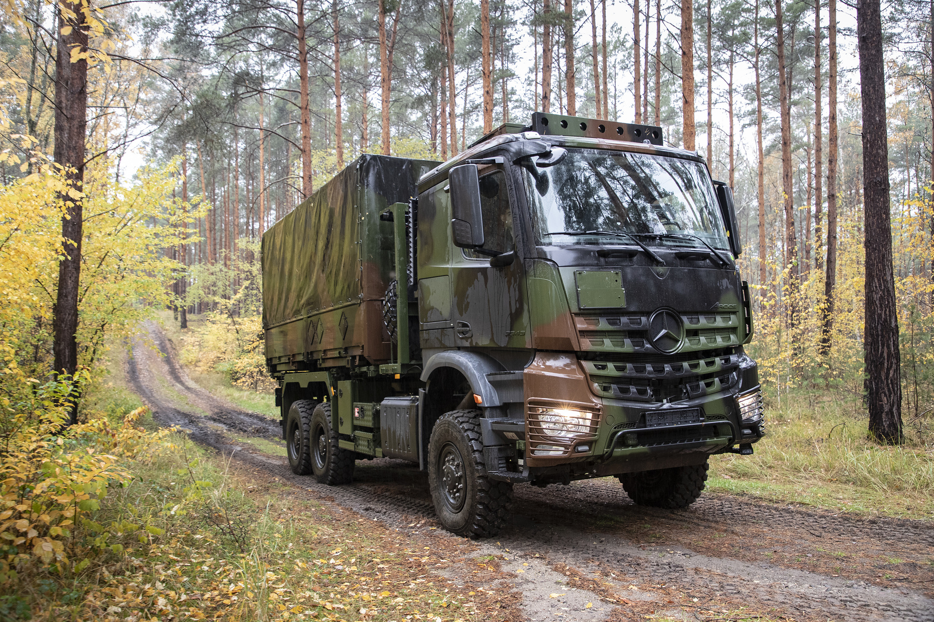 Mercedes-Benz Arocs 6x6 Daimler Truck receives major order from Bundeswehr's mobility service provider BwFuhrparkService