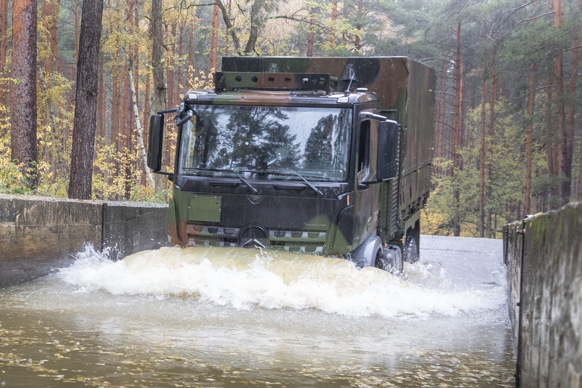 Mercedes-Benz Arocs 6x6 Daimler Truck receives major order from Bundeswehr's mobility service provider BwFuhrparkService