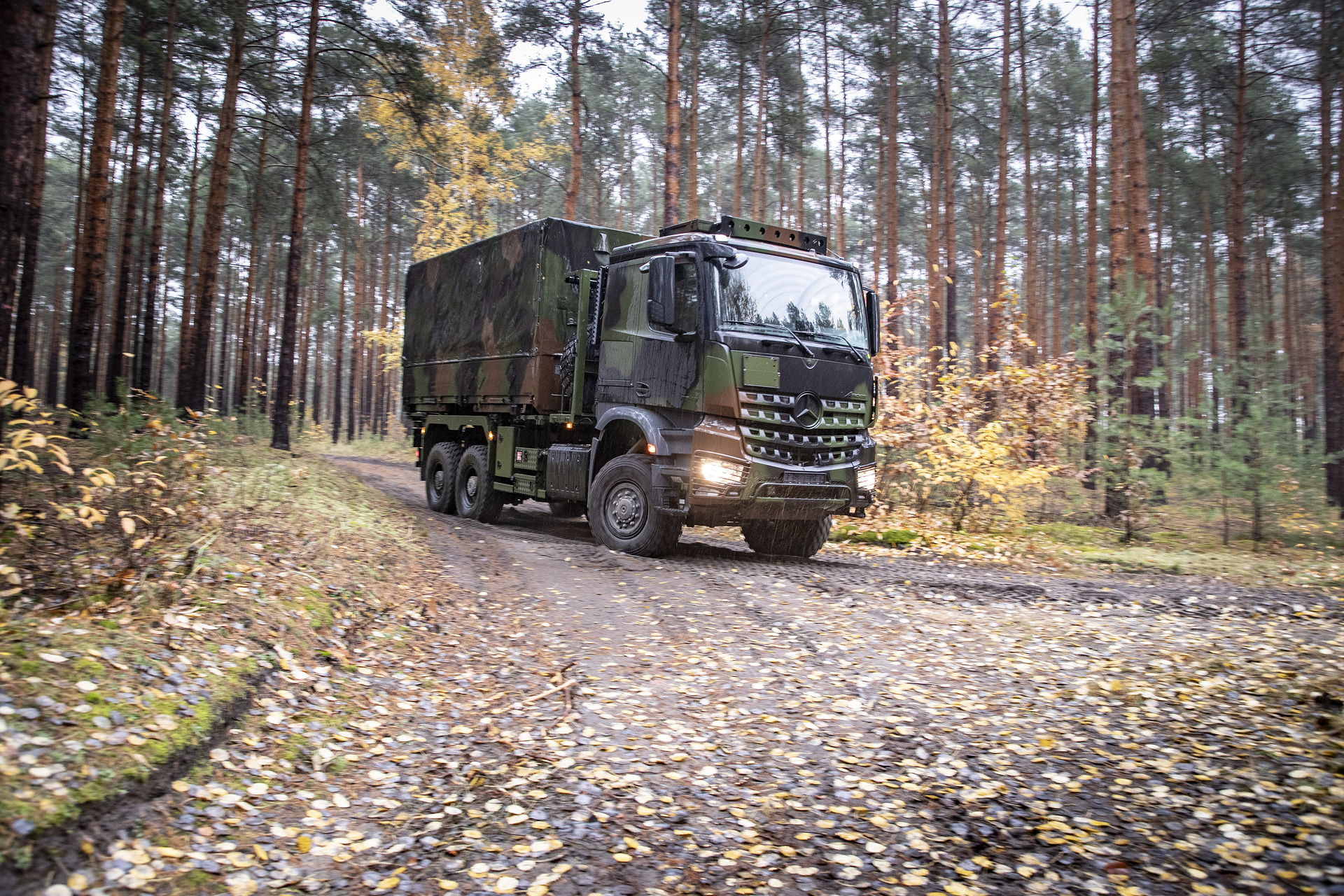 Mercedes-Benz Arocs 6x6 Daimler Truck receives major order from Bundeswehr's mobility service provider BwFuhrparkService