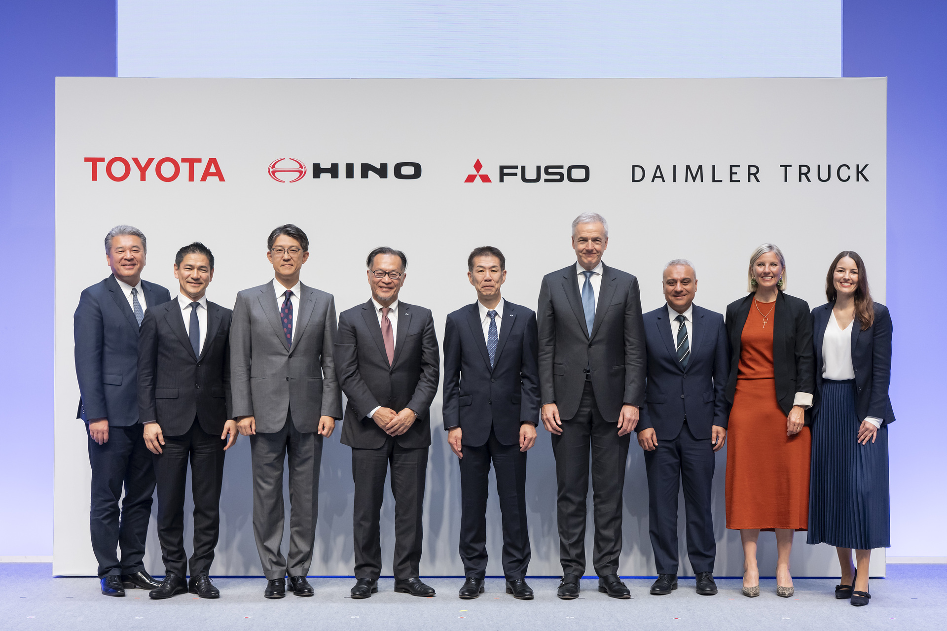 Hiroki Nakajima (Executive Vice President Toyota), Takanori Kimata (President, CV Company, Toyota), Koji Sato (CEO Toyota), Norio Yoshida (Chief Compliance Officer, Hino), Satoshi Ogiso (CEO Hino), Karl Deppen (CEO Mitsubishi Fuso and designated CEO new holding company), Hetal Laligi (CFO MFTCB), Karin Rådström (CEO Daimler Truck), Eva Scherer (CFO Daimler Truck) (from left to right) Daimler Truck, Mitsubishi Fuso, Hino and Toyota Motor Corporation conclude Definitive Agreements on integrating Mitsubishi Fuso and Hino Motors