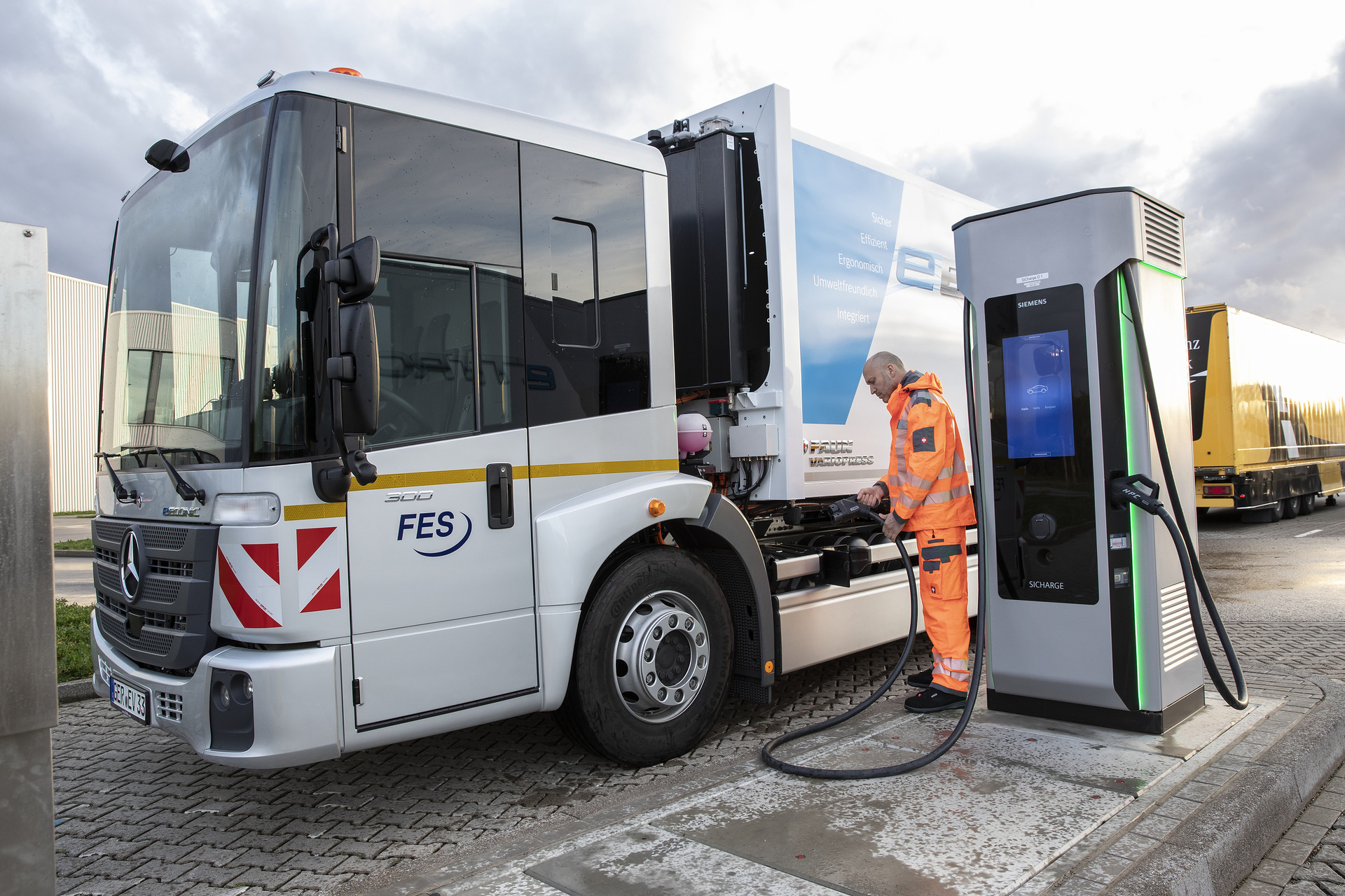 Kreislaufwirtschaft bei Mercedes-Benz Trucks: Neue Hochvolt-Tauschbatterie als ressourcenschonende Alternative