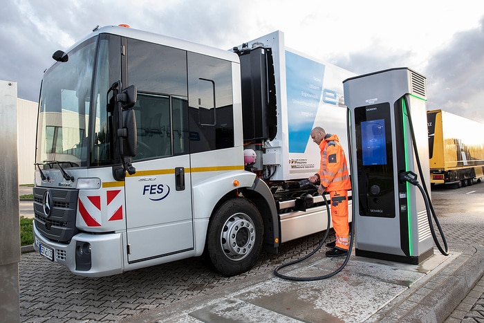 Kreislaufwirtschaft bei Mercedes-Benz Trucks: Neue Hochvolt-Tauschbatterie als ressourcenschonende Alternative