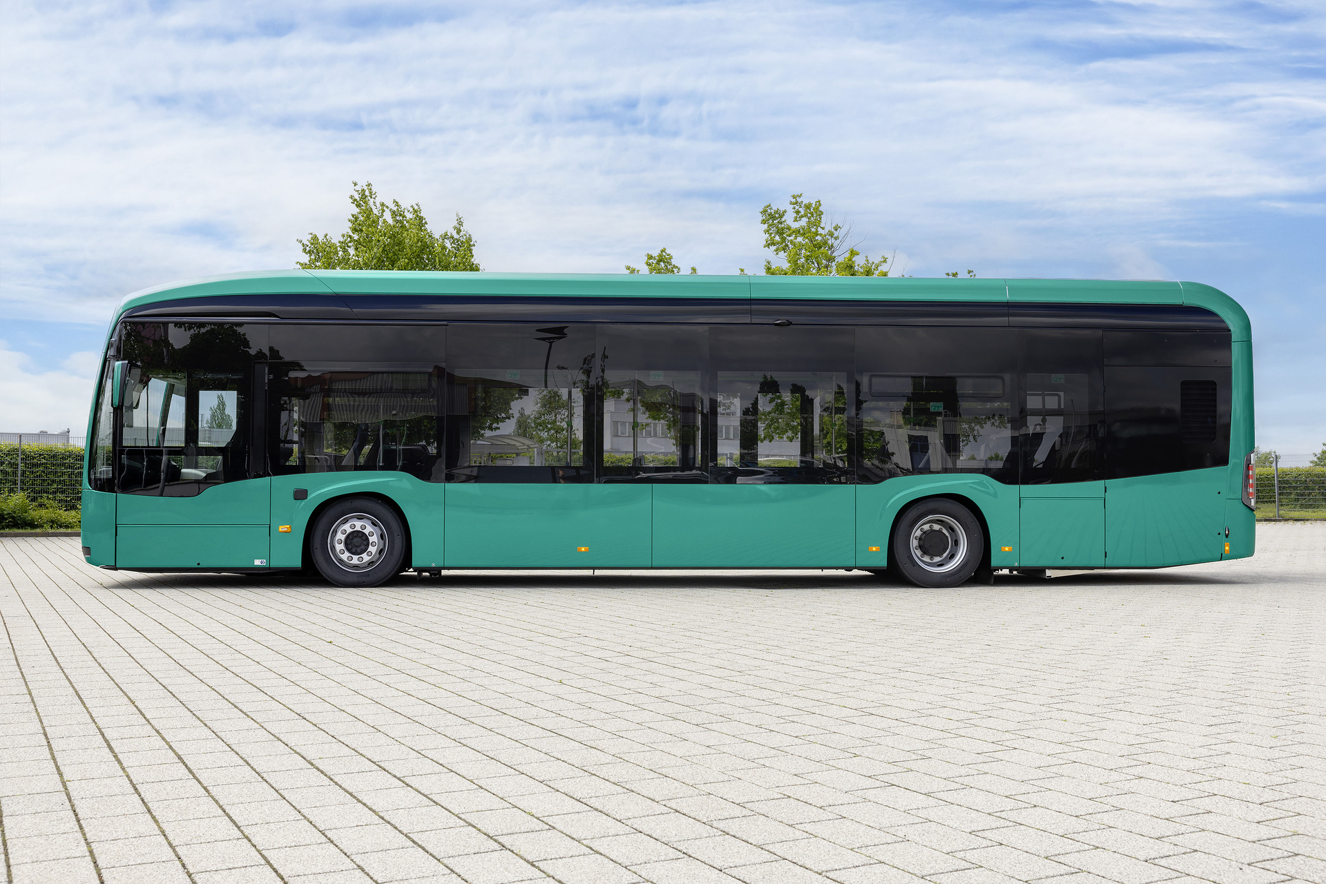 Mercedes-Benz eCitaro with all-electric drive, NMC 4 battery, exterior, green metallic, 2 x electric hub motor, 2 x 140 kW, 2 x 495 Nm, 5 battery packs with 111 kWh each, LED headlamps, Sideguard Assist 2, Preventive Brake Assist 2, Frontguard Assist, Attention Assist, Traffic Sign Assist, 360 degree camera, length/width/height: 12135/2550/3400 mm, passenger capacity: 1/88. Mercedes-Benz, Daimler Buses Solutions and Omniplus in Hamburg: Daimler Buses at the UITP Summit 2025