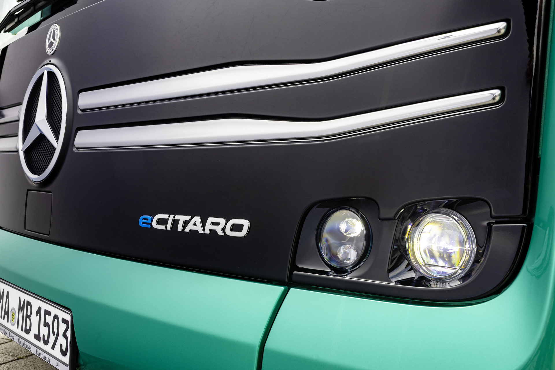 Mercedes-Benz eCitaro with all-electric drive, NMC 4 battery, exterior, green metallic, 2 x electric hub motor, 2 x 140 kW, 2 x 495 Nm, 5 battery packs with 111 kWh each, LED headlamps, Sideguard Assist 2, Preventive Brake Assist 2, Frontguard Assist, Attention Assist, Traffic Sign Assist, 360 degree camera, length/width/height: 12135/2550/3400 mm, passenger capacity: 1/88. Mercedes-Benz, Daimler Buses Solutions and Omniplus in Hamburg: Daimler Buses at the UITP Summit 2025