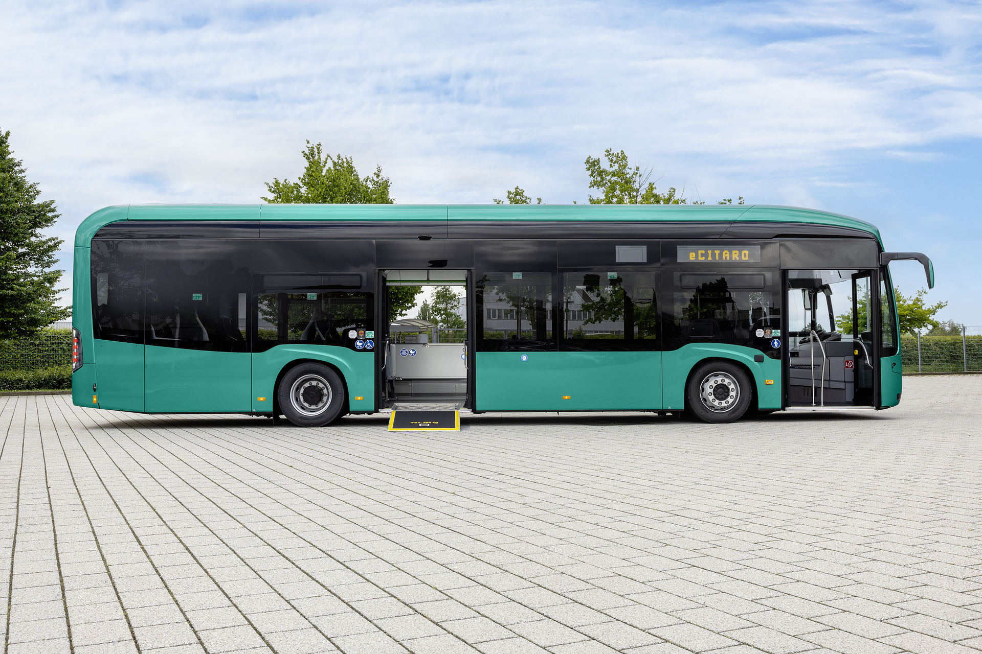 Mercedes-Benz eCitaro with all-electric drive, NMC 4 battery, exterior, green metallic, 2 x electric hub motor, 2 x 140 kW, 2 x 495 Nm, 5 battery packs with 111 kWh each, LED headlamps, Sideguard Assist 2, Preventive Brake Assist 2, Frontguard Assist, Attention Assist, Traffic Sign Assist, 360 degree camera, length/width/height: 12135/2550/3400 mm, passenger capacity: 1/88. Mercedes-Benz, Daimler Buses Solutions and Omniplus in Hamburg: Daimler Buses at the UITP Summit 2025