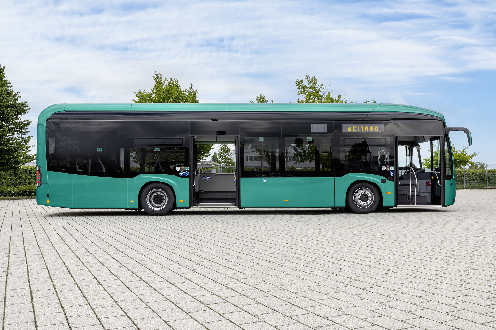 Mercedes-Benz eCitaro with all-electric drive, NMC 4 battery, exterior, green metallic, 2 x electric hub motor, 2 x 140 kW, 2 x 495 Nm, 5 battery packs with 111 kWh each, LED headlamps, Sideguard Assist 2, Preventive Brake Assist 2, Frontguard Assist, Attention Assist, Traffic Sign Assist, 360 degree camera, length/width/height: 12135/2550/3400 mm, passenger capacity: 1/88. Mercedes-Benz, Daimler Buses Solutions and Omniplus in Hamburg: Daimler Buses at the UITP Summit 2025