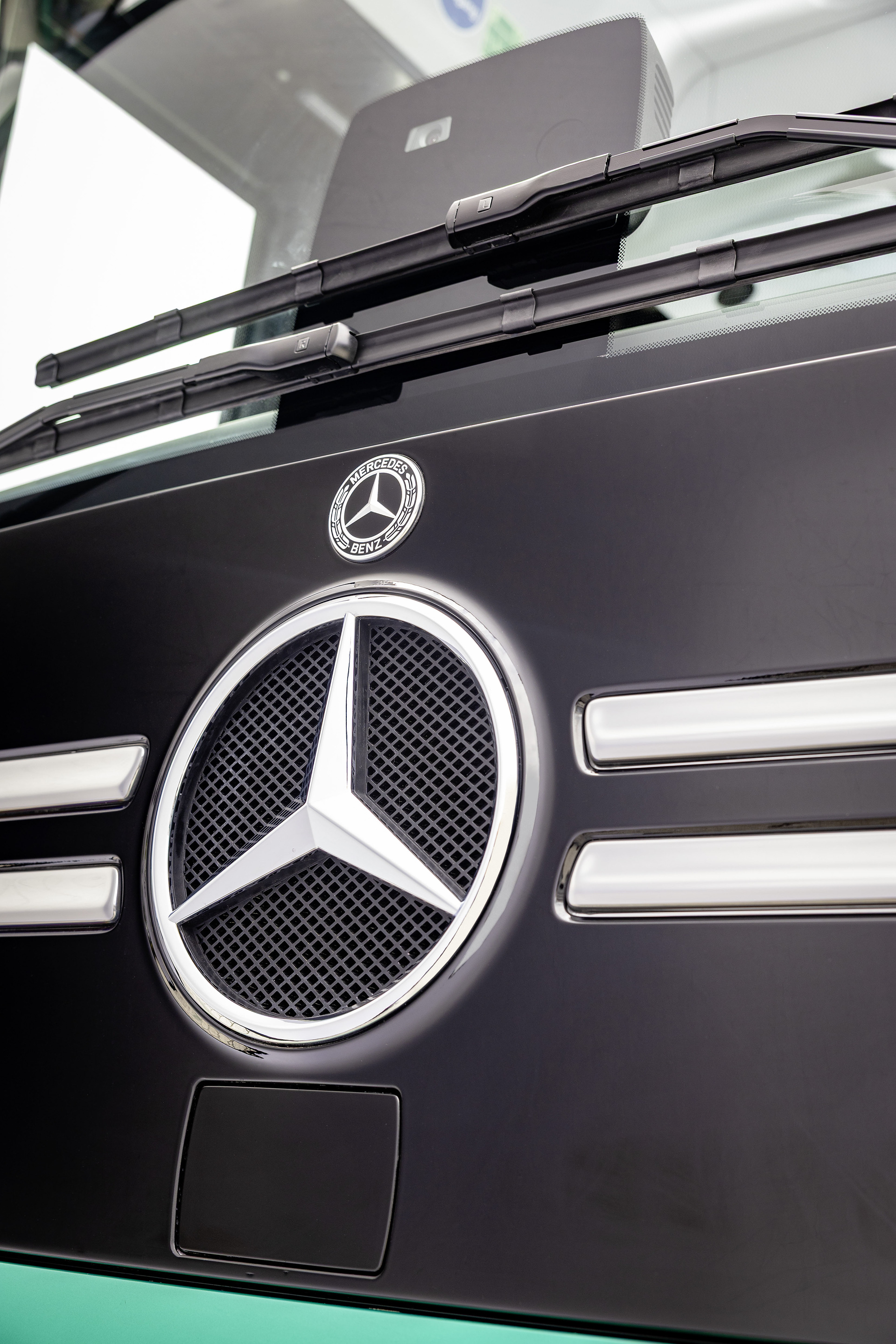 Mercedes-Benz eCitaro with all-electric drive, NMC 4 battery, exterior, green metallic, 2 x electric hub motor, 2 x 140 kW, 2 x 495 Nm, 5 battery packs with 111 kWh each, LED headlamps, Sideguard Assist 2, Preventive Brake Assist 2, Frontguard Assist, Attention Assist, Traffic Sign Assist, 360 degree camera, length/width/height: 12135/2550/3400 mm, passenger capacity: 1/88. Mercedes-Benz, Daimler Buses Solutions and Omniplus in Hamburg: Daimler Buses at the UITP Summit 2025