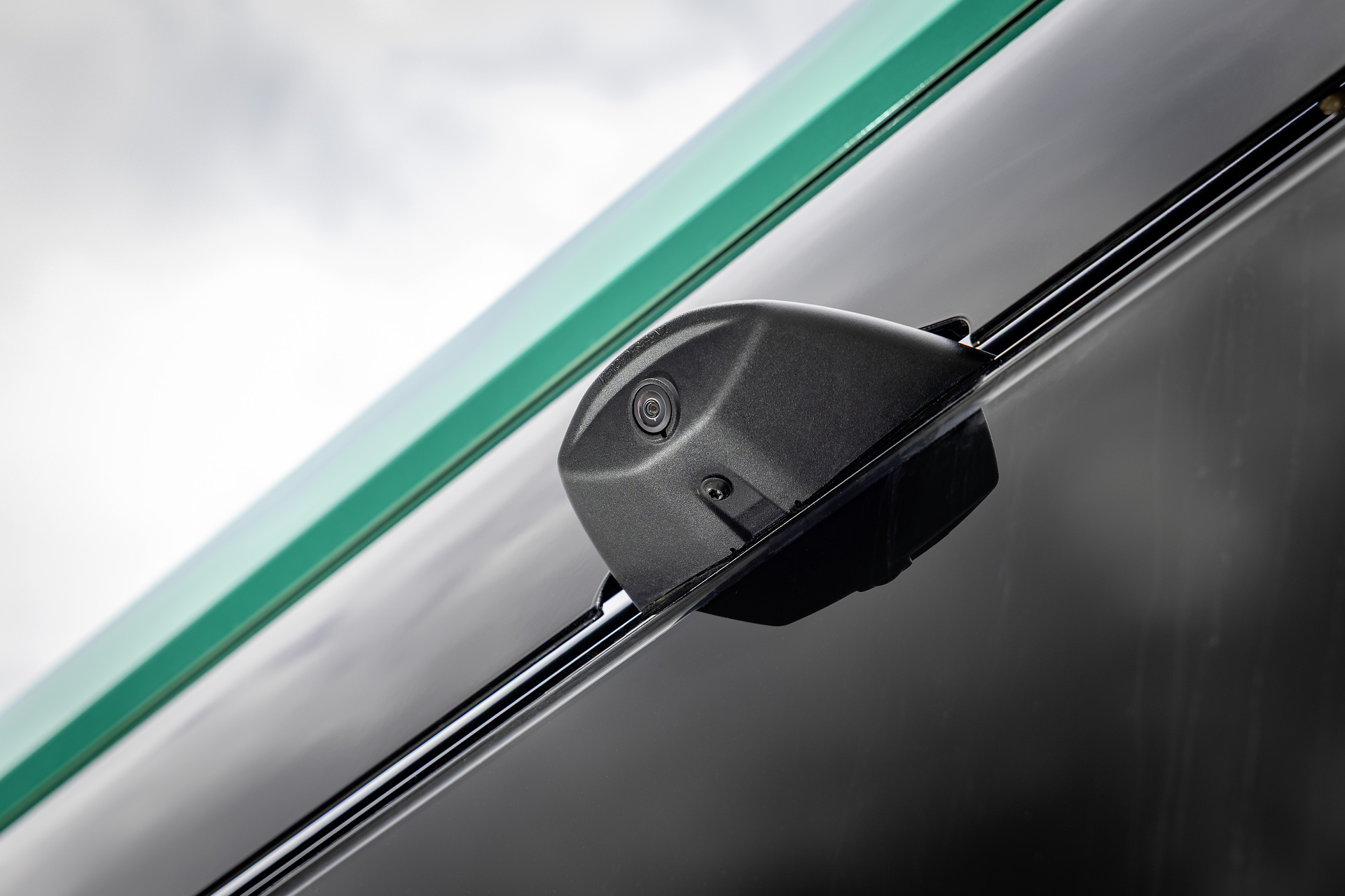Mercedes-Benz eCitaro with all-electric drive, NMC 4 battery, exterior, green metallic, 2 x electric hub motor, 2 x 140 kW, 2 x 495 Nm, 5 battery packs with 111 kWh each, LED headlamps, Sideguard Assist 2, Preventive Brake Assist 2, Frontguard Assist, Attention Assist, Traffic Sign Assist, 360 degree camera, length/width/height: 12135/2550/3400 mm, passenger capacity: 1/88. Mercedes-Benz, Daimler Buses Solutions and Omniplus in Hamburg: Daimler Buses at the UITP Summit 2025