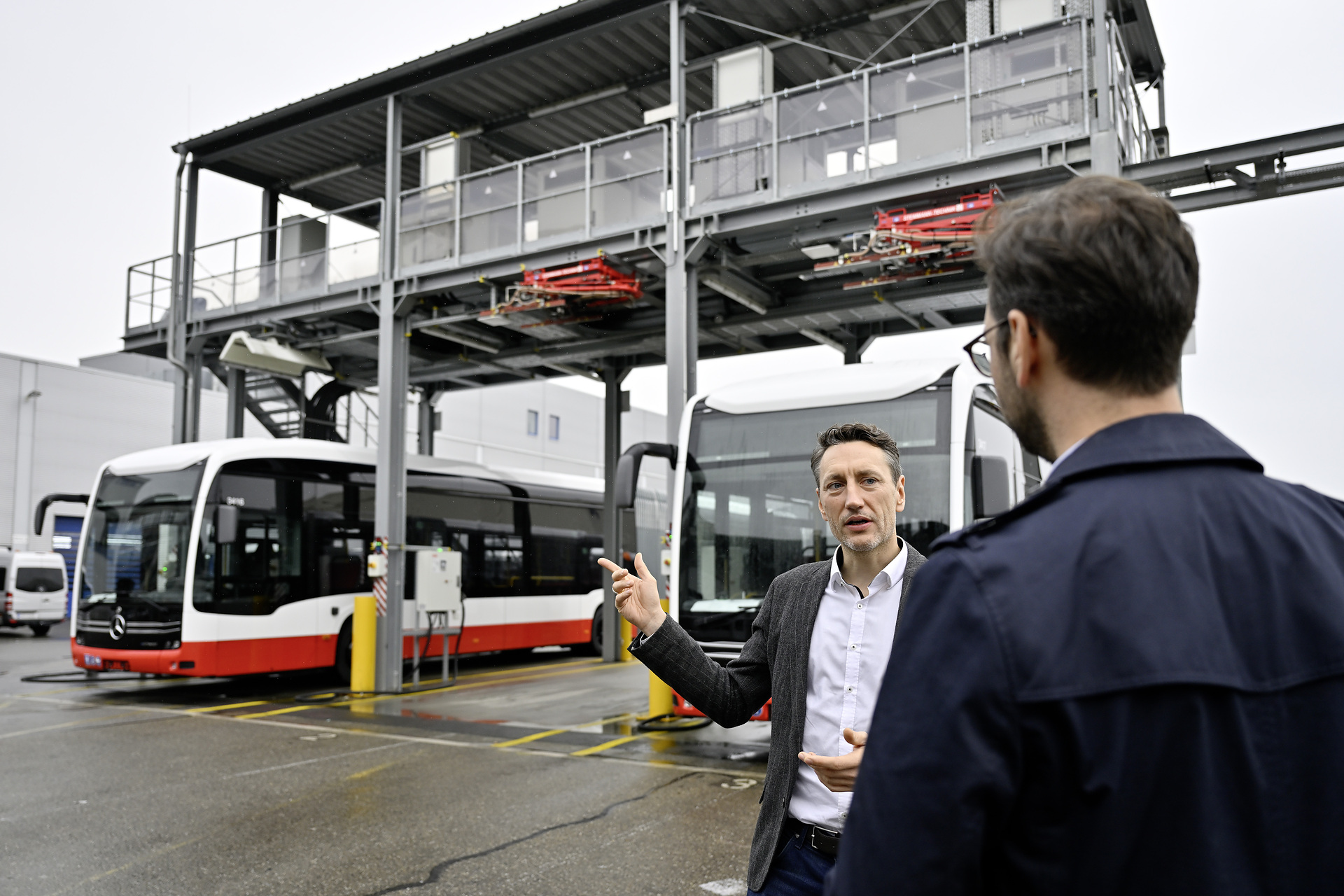 Daimler Buses Solutions, Customer discussion on expanding the depot load Mercedes-Benz, Daimler Buses Solutions and Omniplus in Hamburg: Daimler Buses at the UITP Summit 2025