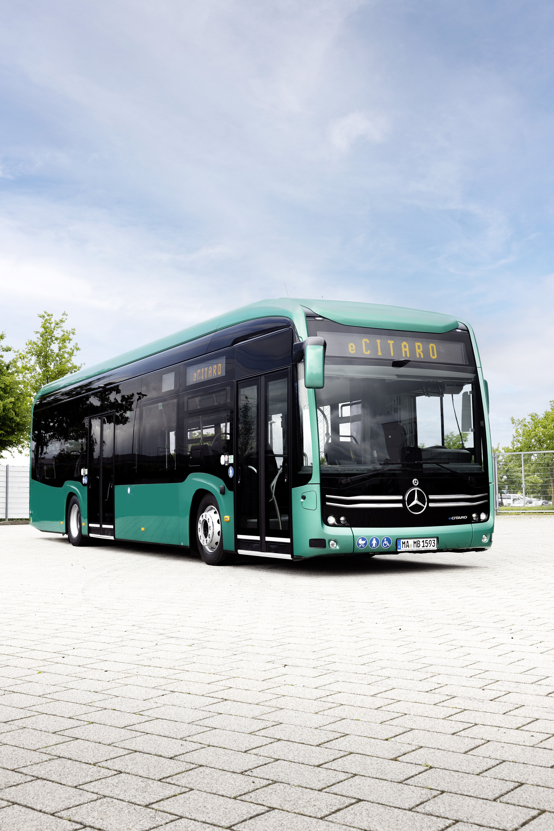Mercedes-Benz eCitaro with all-electric drive, NMC 4 battery, exterior, green metallic, 2 x electric hub motor, 2 x 140 kW, 2 x 495 Nm, 5 battery packs with 111 kWh each, LED headlamps, Sideguard Assist 2, Preventive Brake Assist 2, Frontguard Assist, Attention Assist, Traffic Sign Assist, 360 degree camera, length/width/height: 12135/2550/3400 mm, passenger capacity: 1/88. Mercedes-Benz, Daimler Buses Solutions and Omniplus in Hamburg: Daimler Buses at the UITP Summit 2025