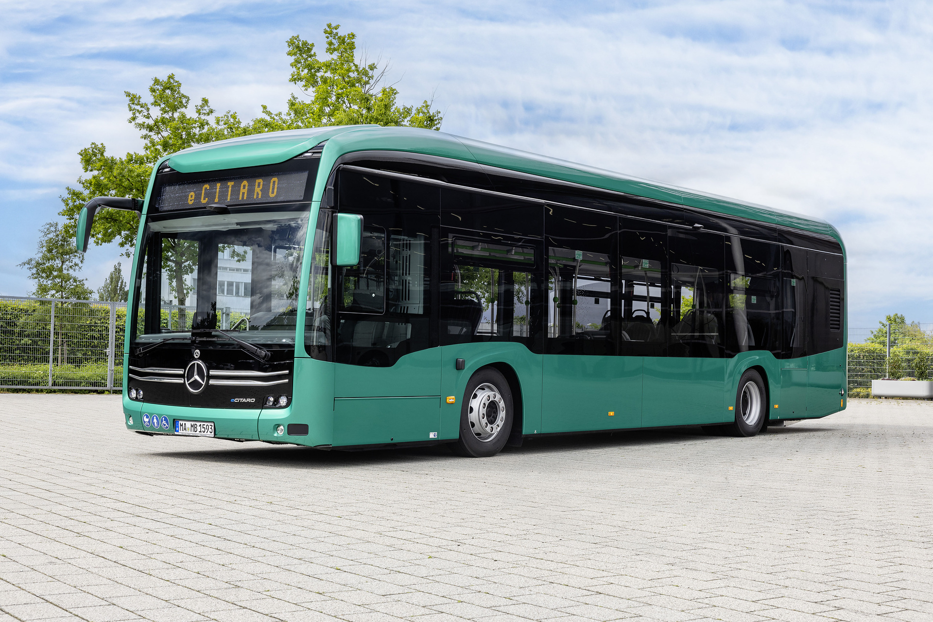 Mercedes-Benz eCitaro with all-electric drive, NMC 4 battery, exterior, green metallic, 2 x electric hub motor, 2 x 140 kW, 2 x 495 Nm, 5 battery packs with 111 kWh each, LED headlamps, Sideguard Assist 2, Preventive Brake Assist 2, Frontguard Assist, Attention Assist, Traffic Sign Assist, 360 degree camera, length/width/height: 12135/2550/3400 mm, passenger capacity: 1/88. Mercedes-Benz, Daimler Buses Solutions and Omniplus in Hamburg: Daimler Buses at the UITP Summit 2025