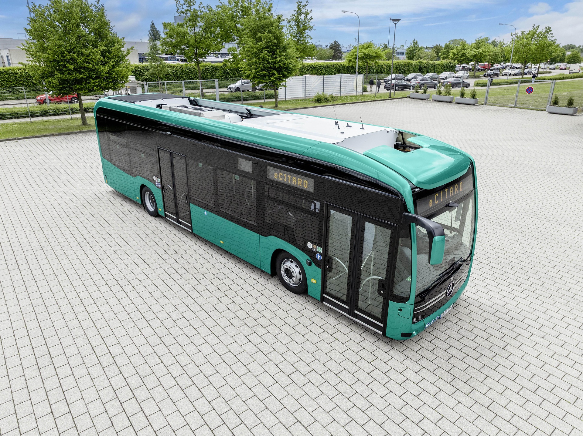Mercedes-Benz eCitaro with all-electric drive, NMC 4 battery, exterior, green metallic, 2 x electric hub motor, 2 x 140 kW, 2 x 495 Nm, 5 battery packs with 111 kWh each, LED headlamps, Sideguard Assist 2, Preventive Brake Assist 2, Frontguard Assist, Attention Assist, Traffic Sign Assist, 360 degree camera, length/width/height: 12135/2550/3400 mm, passenger capacity: 1/88. Mercedes-Benz, Daimler Buses Solutions and Omniplus in Hamburg: Daimler Buses at the UITP Summit 2025