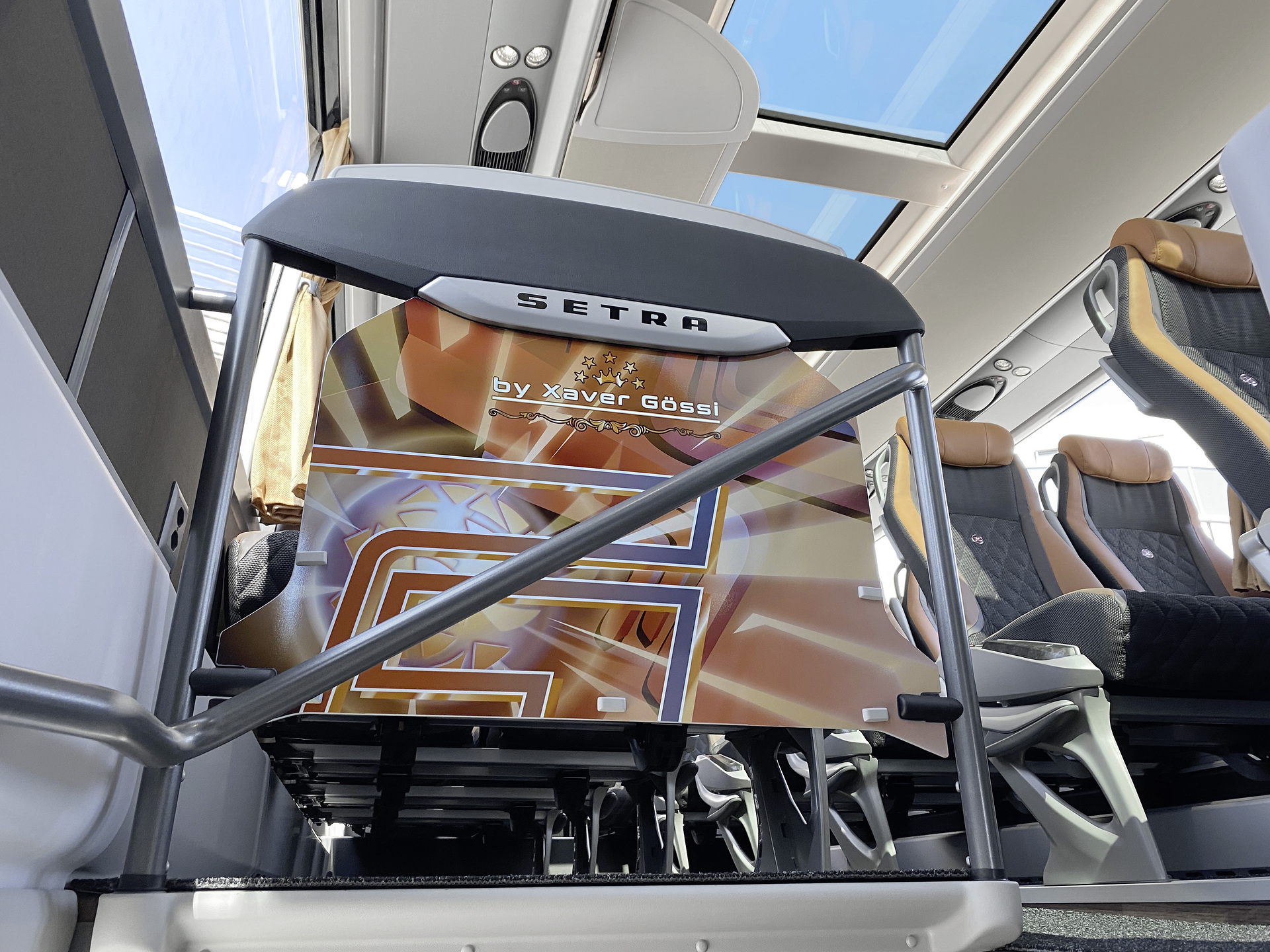 Das von Firmengründer Xaver Gössi entworfene Design prägt auch das Ambiente des Fahrzeugs. Schweizer fahren auf Setra ab