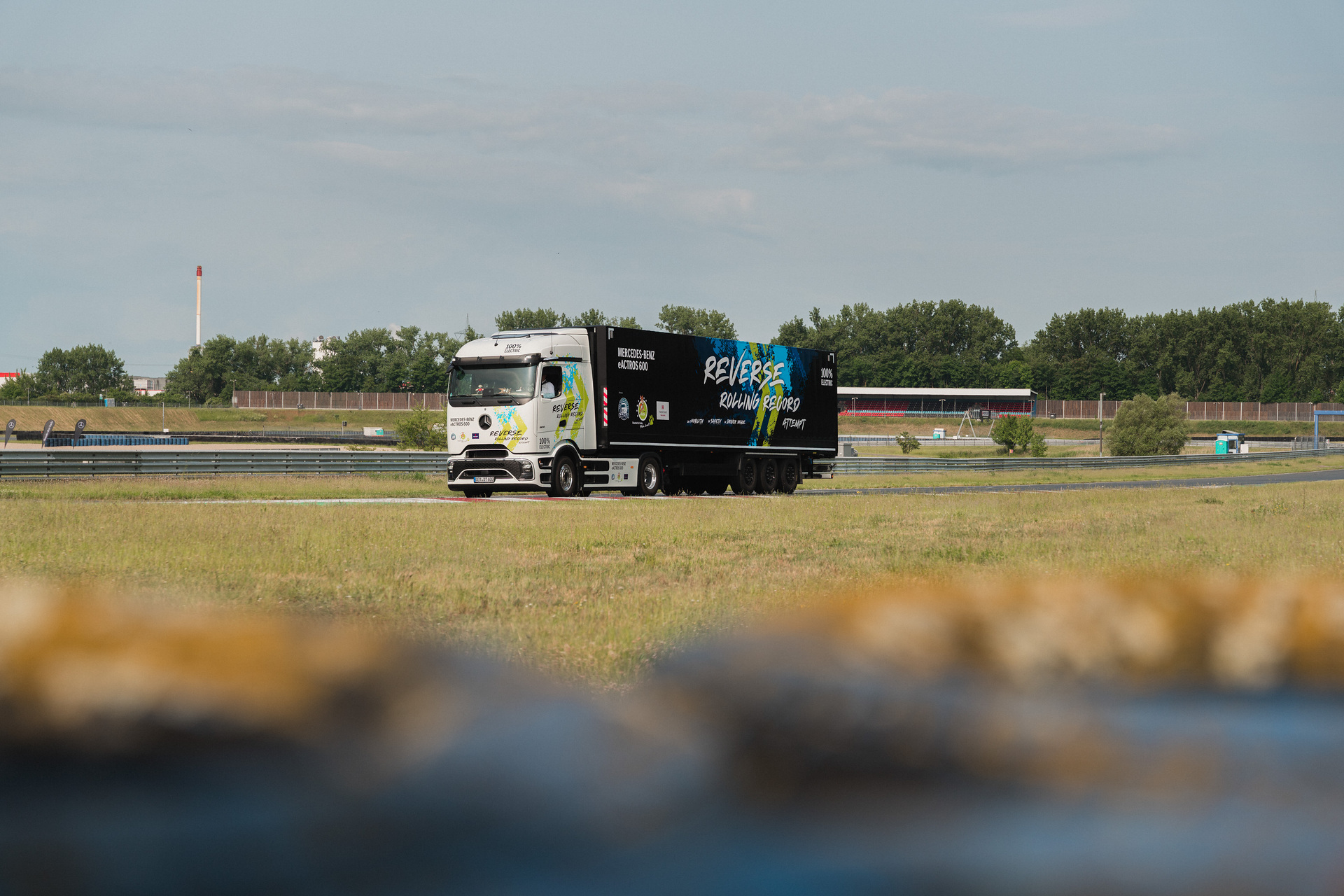 Mercedes-Benz Trucks wins GUINNESS WORLD RECORDS™ title with eActros 600 Mercedes-Benz Trucks wins GUINNESS WORLD RECORDS™ title with eActros 600