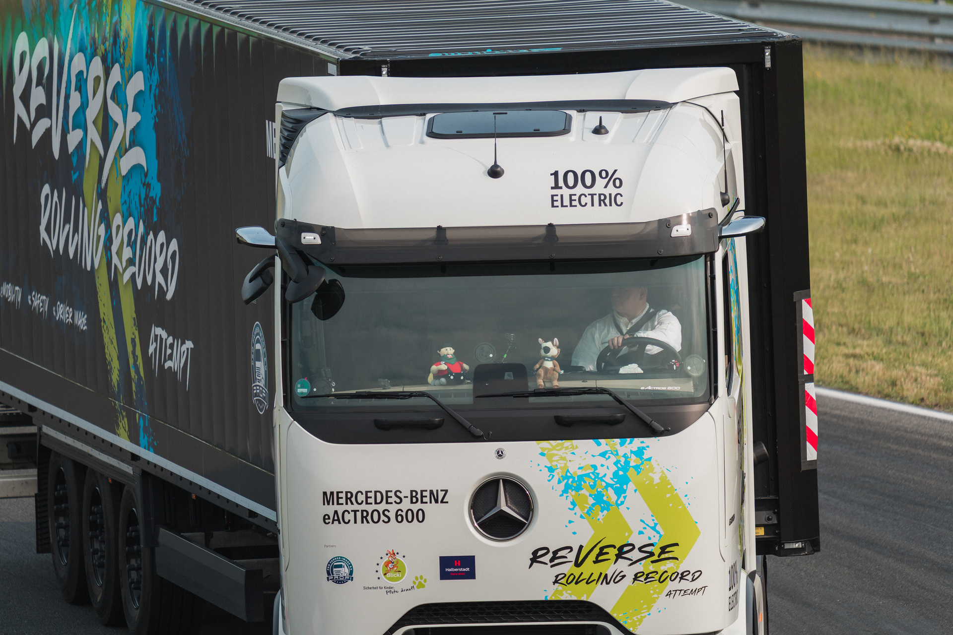 Mercedes-Benz Trucks wins GUINNESS WORLD RECORDS™ title with eActros 600 Mercedes-Benz Trucks wins GUINNESS WORLD RECORDS™ title with eActros 600