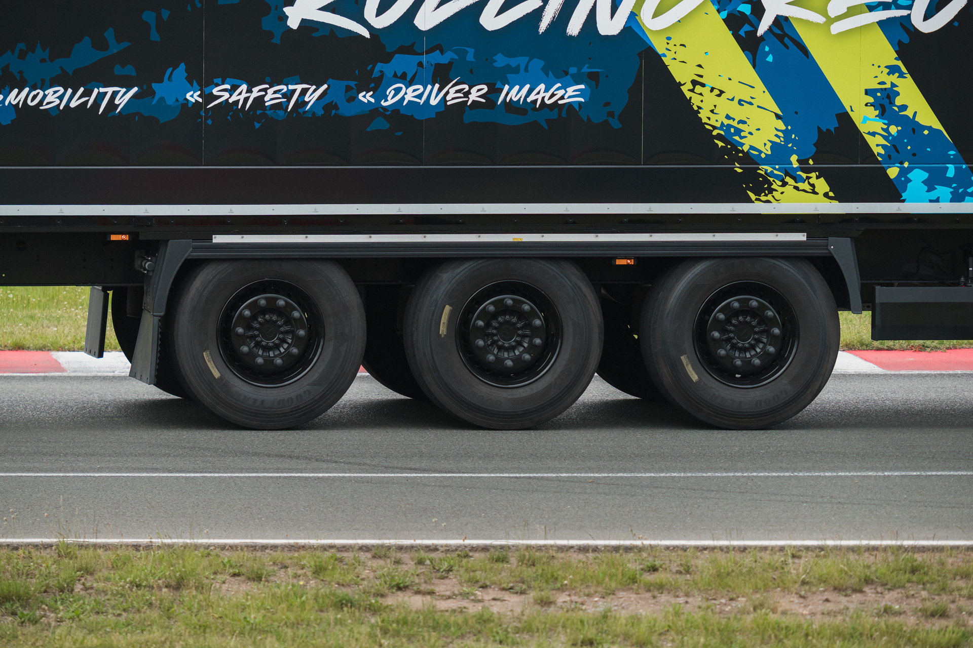 Mercedes-Benz Trucks wins GUINNESS WORLD RECORDS™ title with eActros 600 Mercedes-Benz Trucks wins GUINNESS WORLD RECORDS™ title with eActros 600
