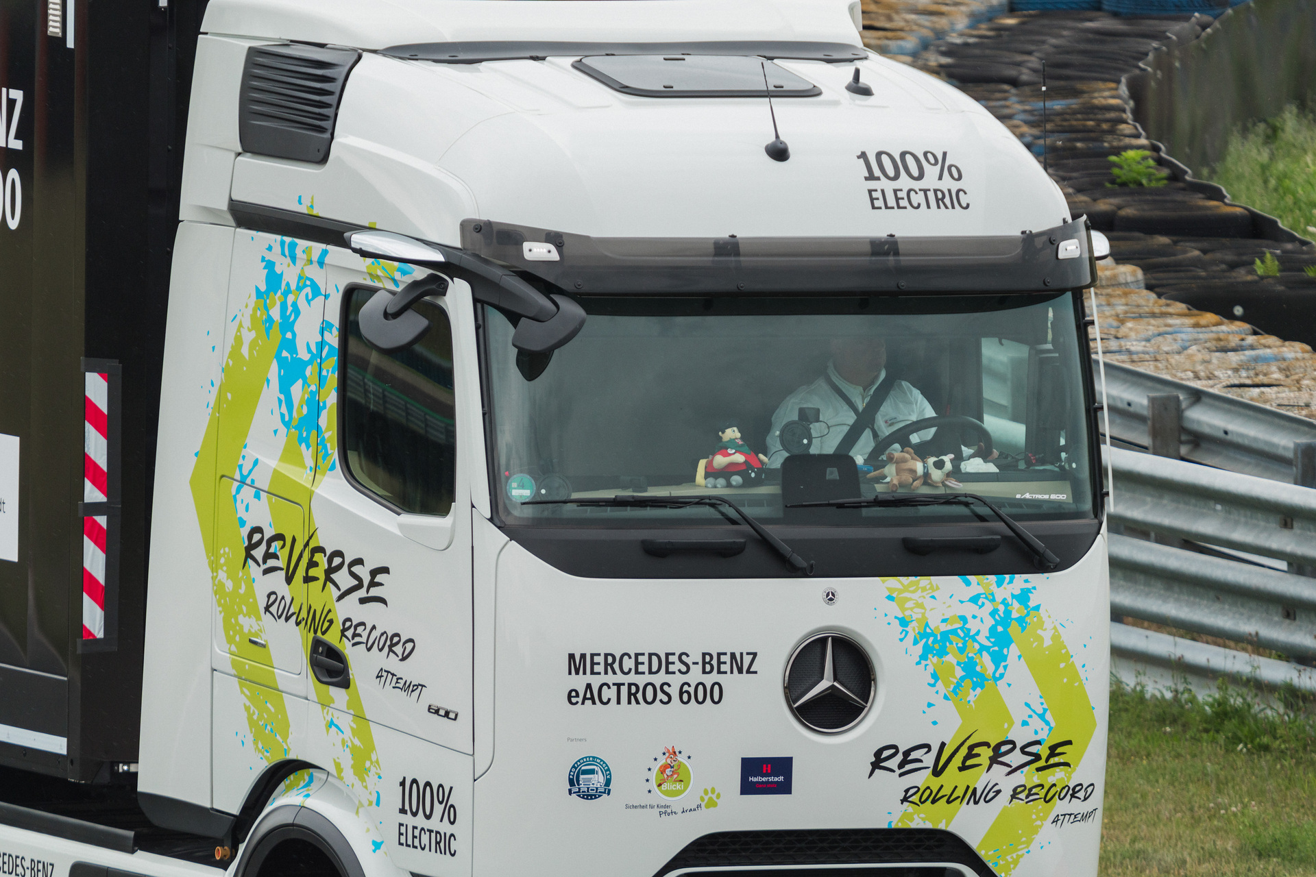 Mercedes-Benz Trucks wins GUINNESS WORLD RECORDS™ title with eActros 600 Mercedes-Benz Trucks wins GUINNESS WORLD RECORDS™ title with eActros 600