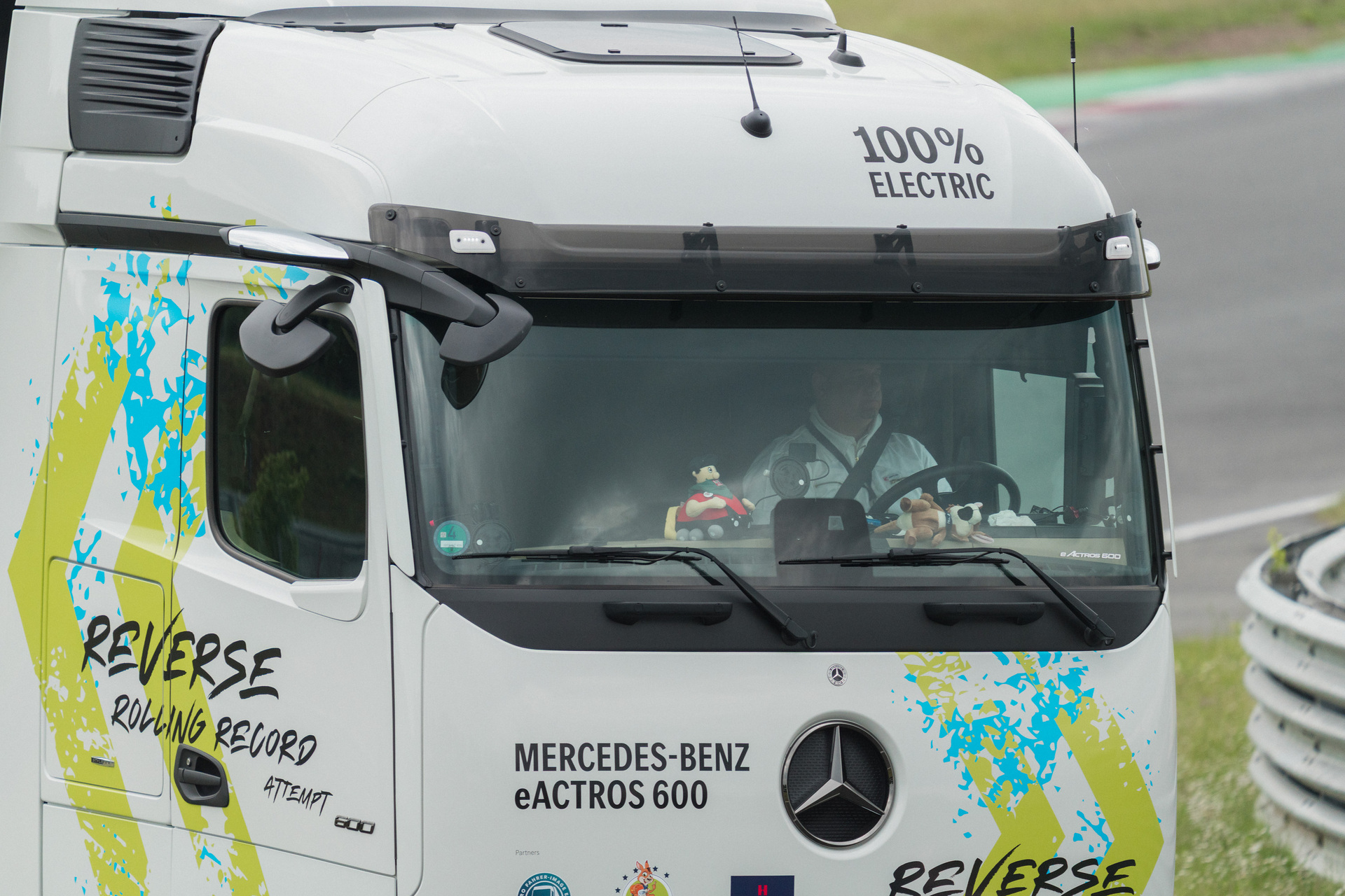 Mercedes-Benz Trucks wins GUINNESS WORLD RECORDS™ title with eActros 600 Mercedes-Benz Trucks wins GUINNESS WORLD RECORDS™ title with eActros 600