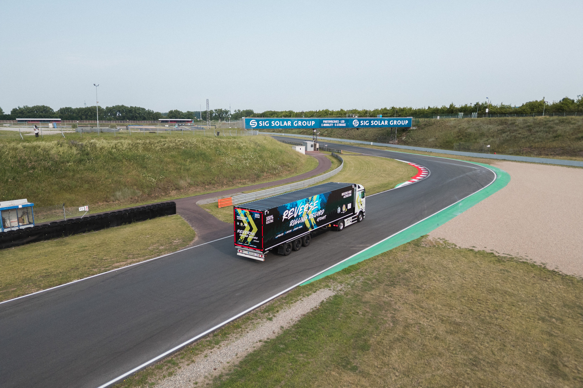 Mercedes-Benz Trucks wins GUINNESS WORLD RECORDS™ title with eActros 600 Mercedes-Benz Trucks wins GUINNESS WORLD RECORDS™ title with eActros 600
