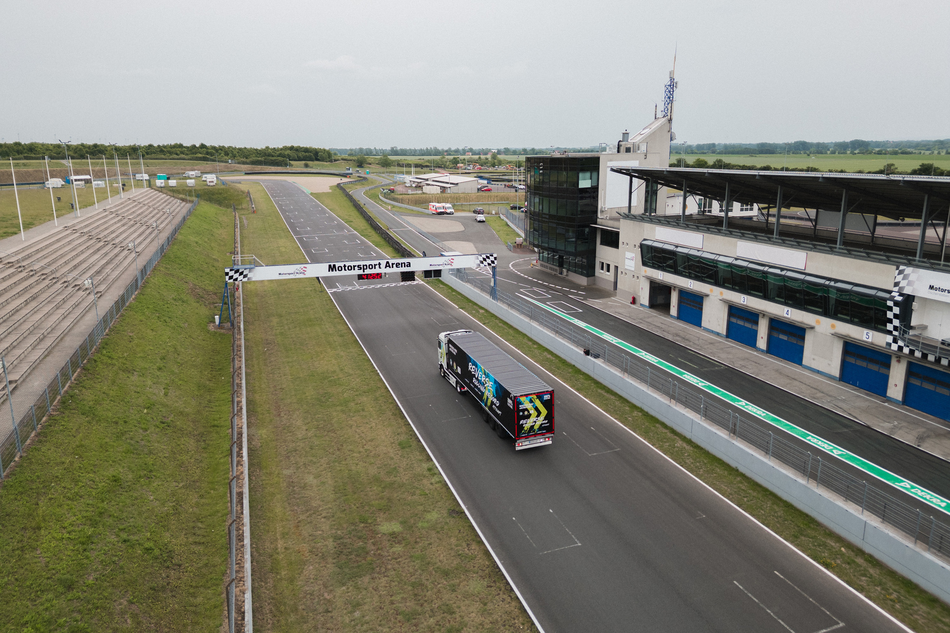 Mercedes-Benz Trucks wins GUINNESS WORLD RECORDS™ title with eActros 600 Mercedes-Benz Trucks wins GUINNESS WORLD RECORDS™ title with eActros 600