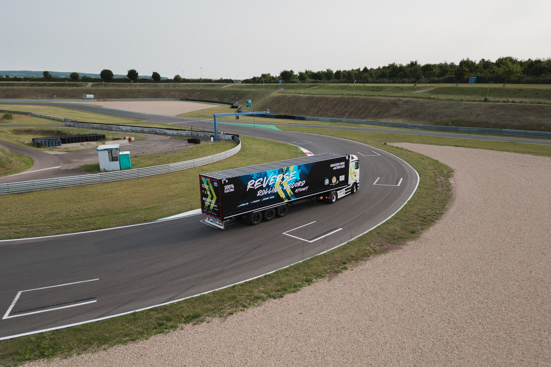 Mercedes-Benz Trucks wins GUINNESS WORLD RECORDS™ title with eActros 600 Mercedes-Benz Trucks wins GUINNESS WORLD RECORDS™ title with eActros 600