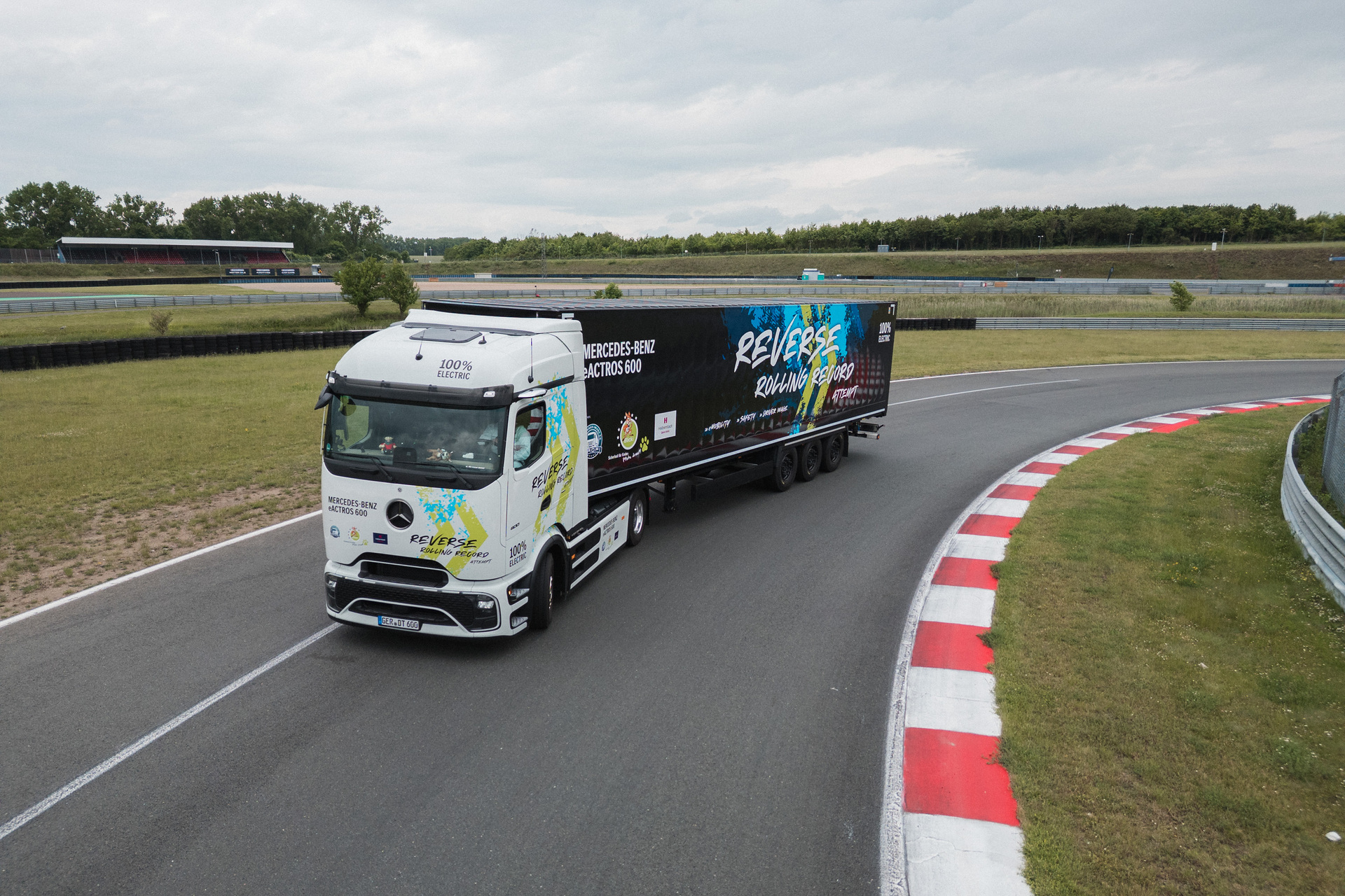 Mercedes-Benz Trucks wins GUINNESS WORLD RECORDS™ title with eActros 600 Mercedes-Benz Trucks wins GUINNESS WORLD RECORDS™ title with eActros 600