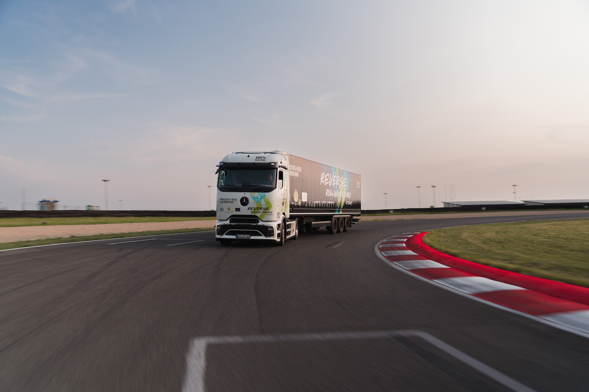 Mercedes-Benz Trucks wins GUINNESS WORLD RECORDS™ title with eActros 600 Mercedes-Benz Trucks wins GUINNESS WORLD RECORDS™ title with eActros 600