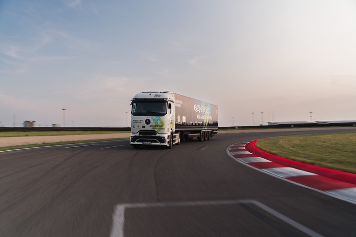 Mercedes-Benz Trucks wins GUINNESS WORLD RECORDS™ title with eActros 600