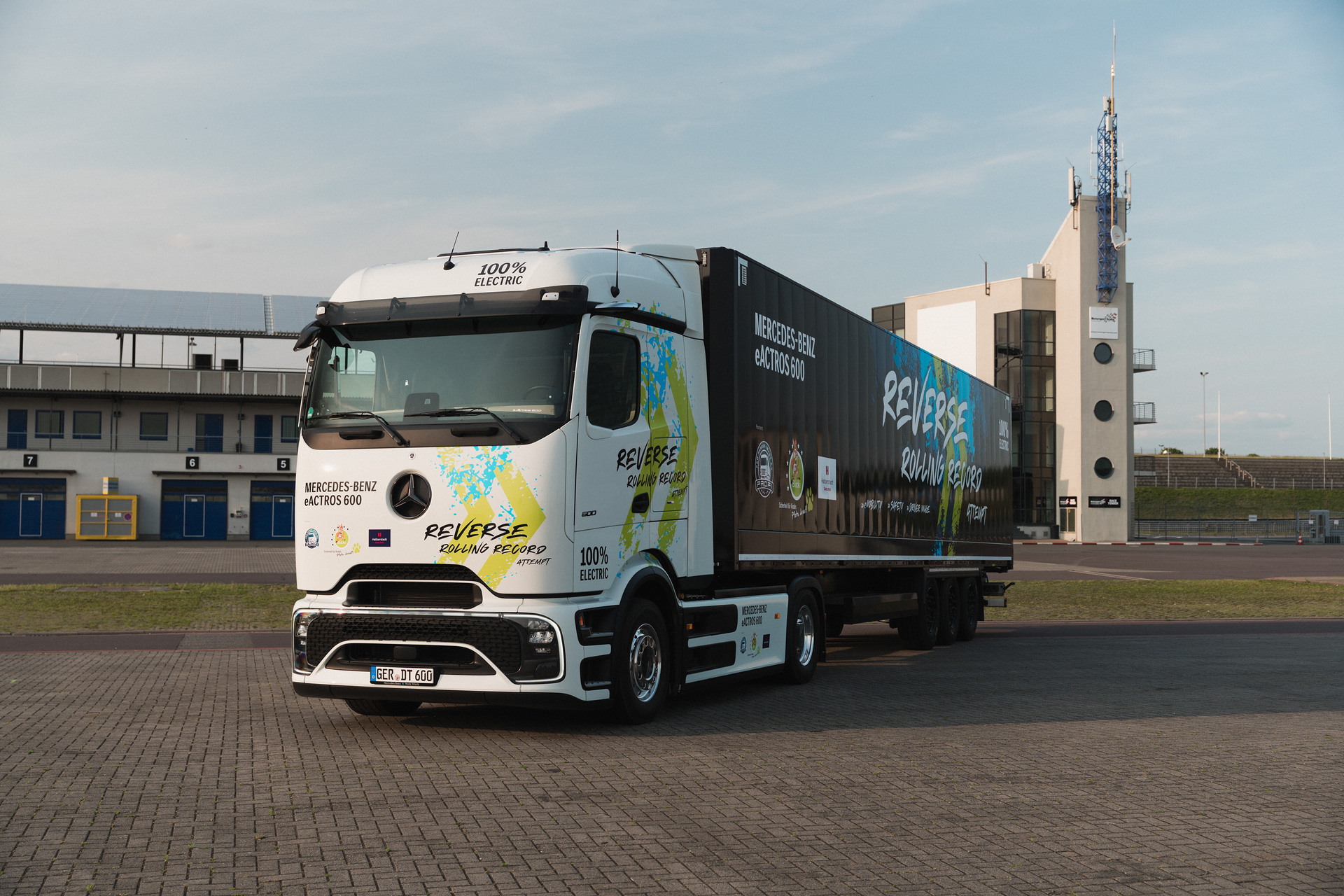 Mercedes-Benz Trucks wins GUINNESS WORLD RECORDS™ title with eActros 600 Mercedes-Benz Trucks wins GUINNESS WORLD RECORDS™ title with eActros 600