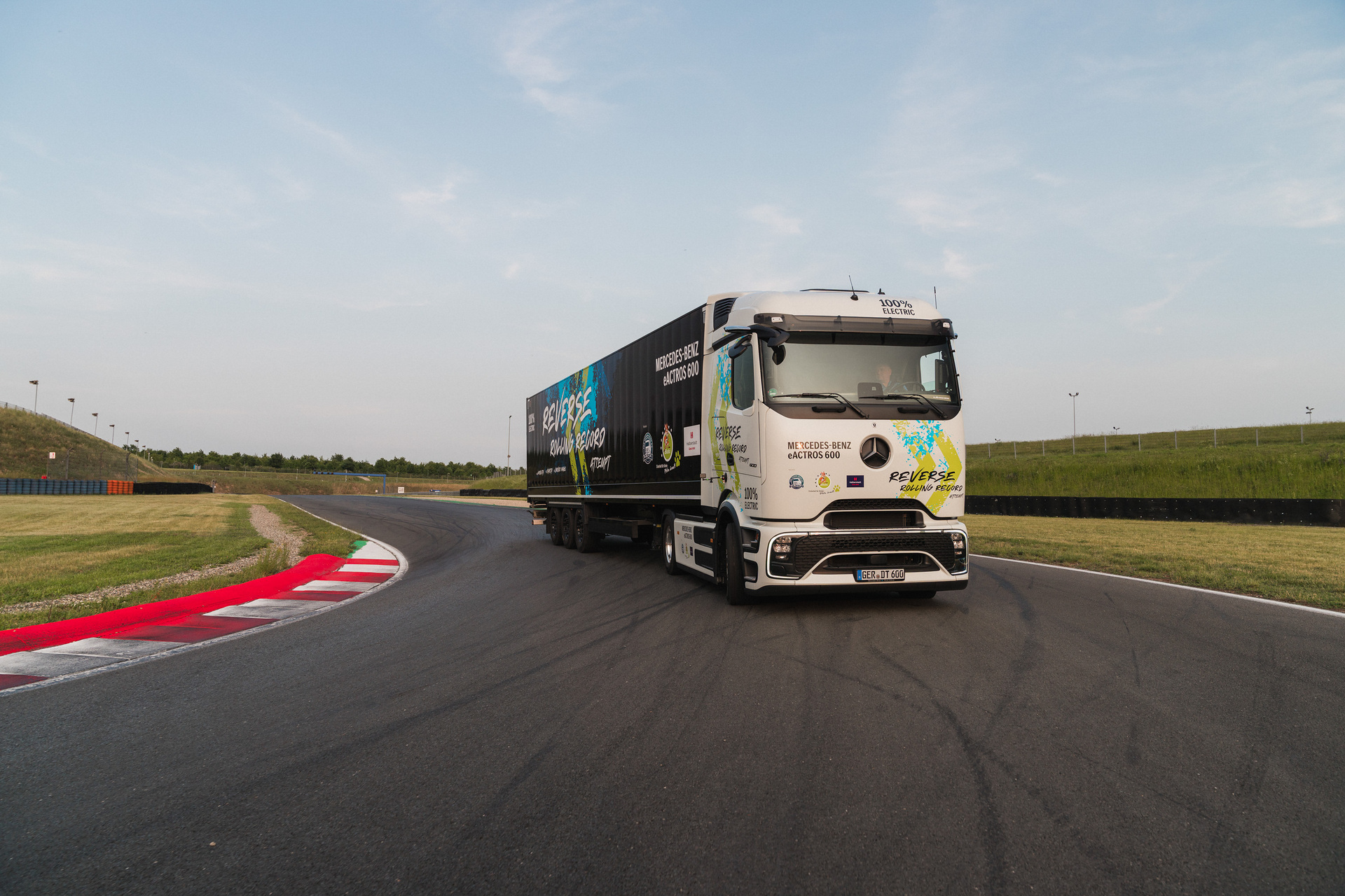 Mercedes-Benz Trucks wins GUINNESS WORLD RECORDS™ title with eActros 600 Mercedes-Benz Trucks wins GUINNESS WORLD RECORDS™ title with eActros 600