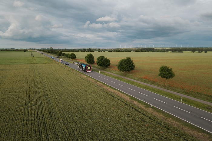 A big hello in Halberstadt: the eActros 600 reverses 30 kilometers on public roads to the Global Parts Center