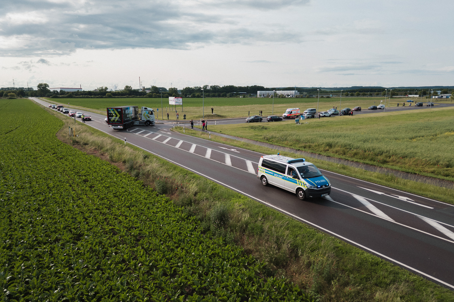 30 kilometers in reverse on public roads to the new Daimler Truck Global Parts Center in Halberstadt, Germany A big hello in Halberstadt: the eActros 600 reverses 30 kilometers on public roads to the Global Parts Center
