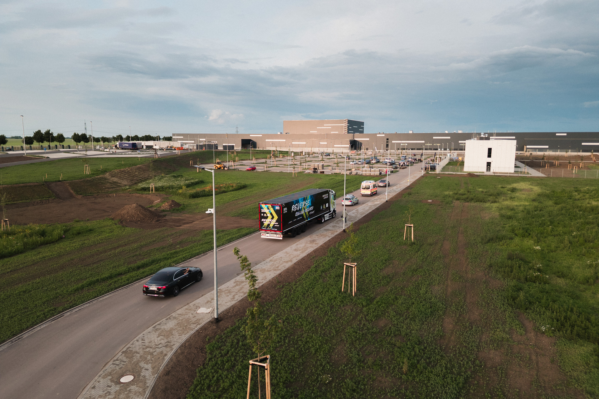 30 kilometers in reverse on public roads to the new Daimler Truck Global Parts Center in Halberstadt, Germany (visible in the background) A big hello in Halberstadt: the eActros 600 reverses 30 kilometers on public roads to the Global Parts Center