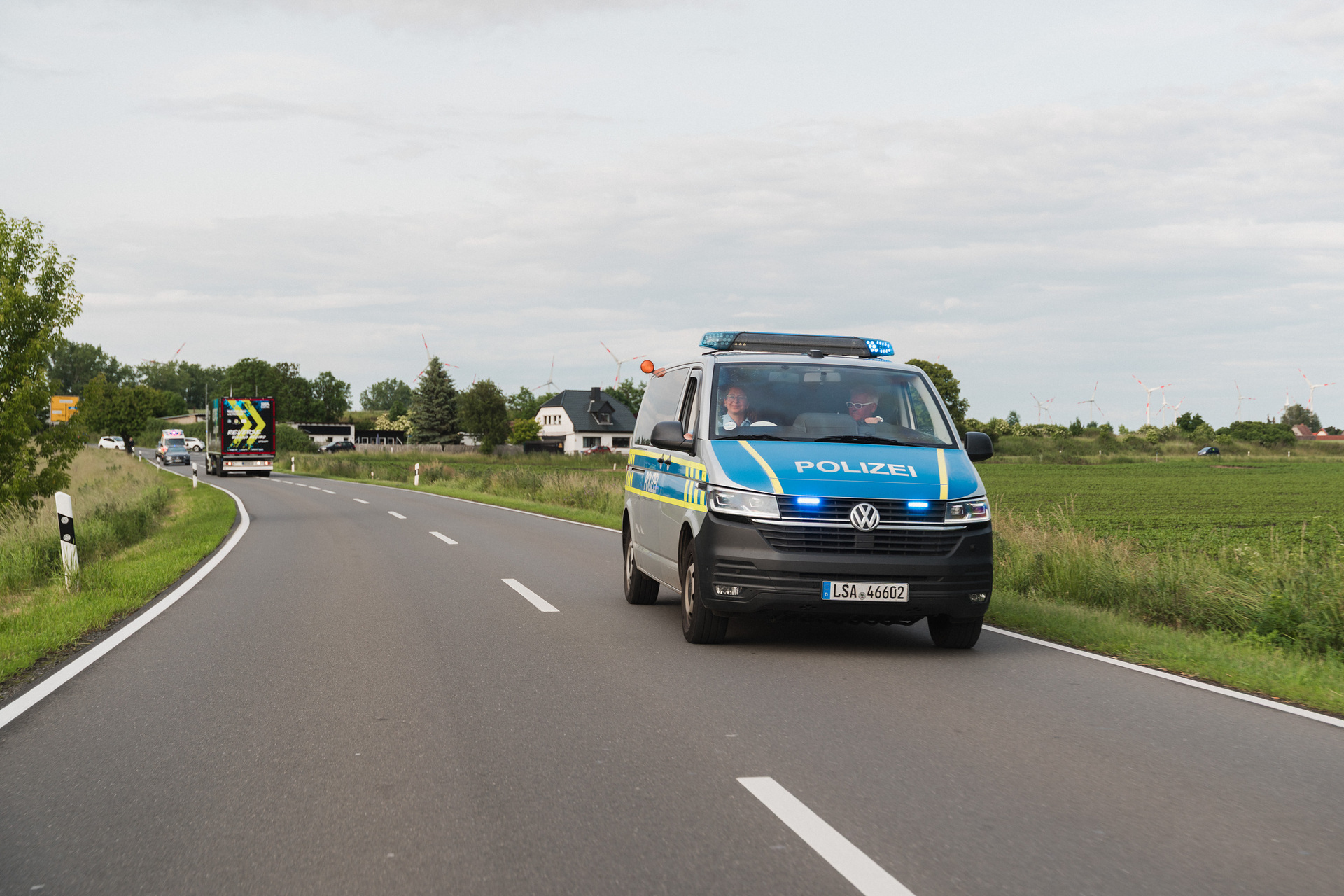 30 kilometers in reverse on public roads to the new Daimler Truck Global Parts Center in Halberstadt, Germany A big hello in Halberstadt: the eActros 600 reverses 30 kilometers on public roads to the Global Parts Center