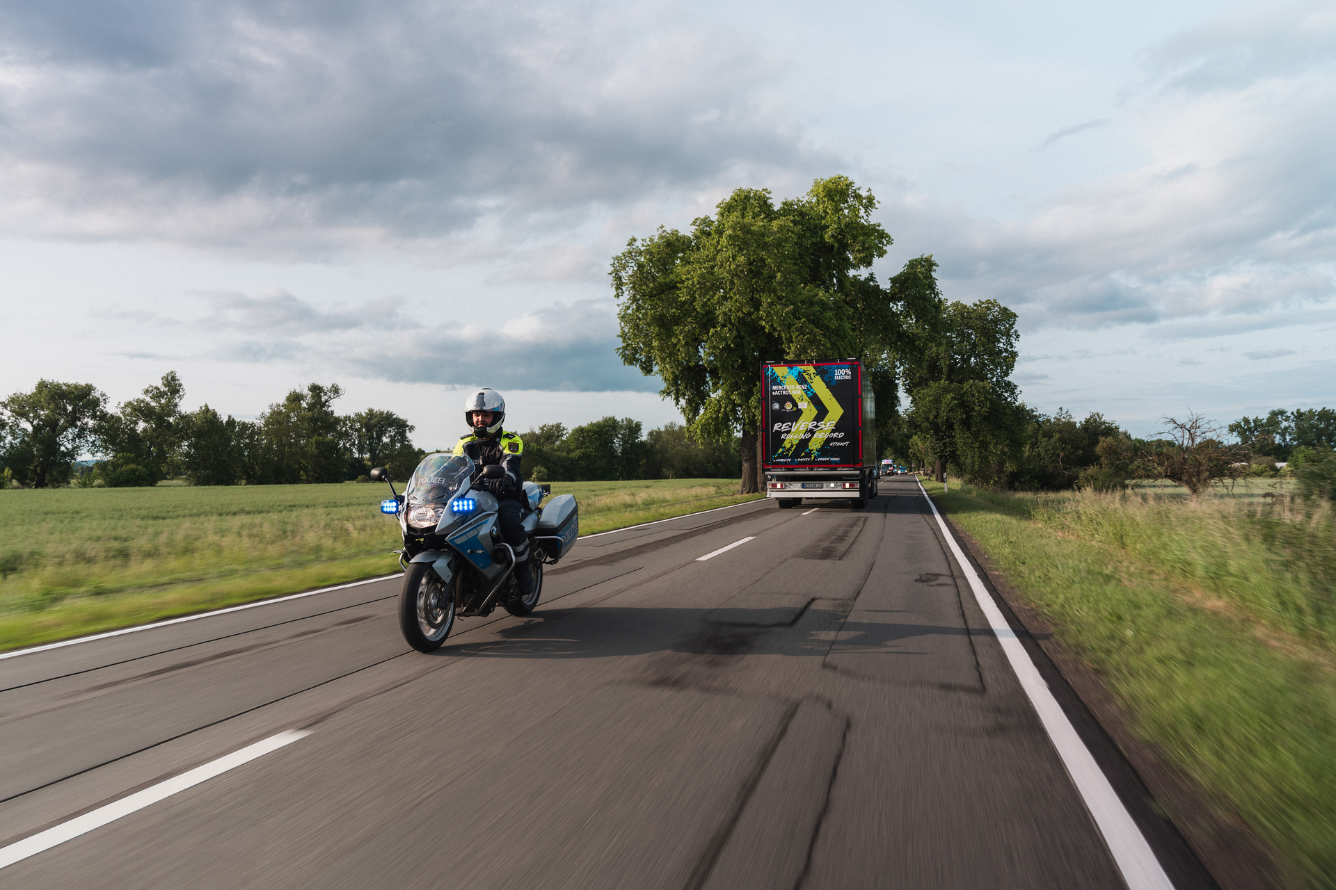 30 kilometers in reverse on public roads to the new Daimler Truck Global Parts Center in Halberstadt, Germany A big hello in Halberstadt: the eActros 600 reverses 30 kilometers on public roads to the Global Parts Center